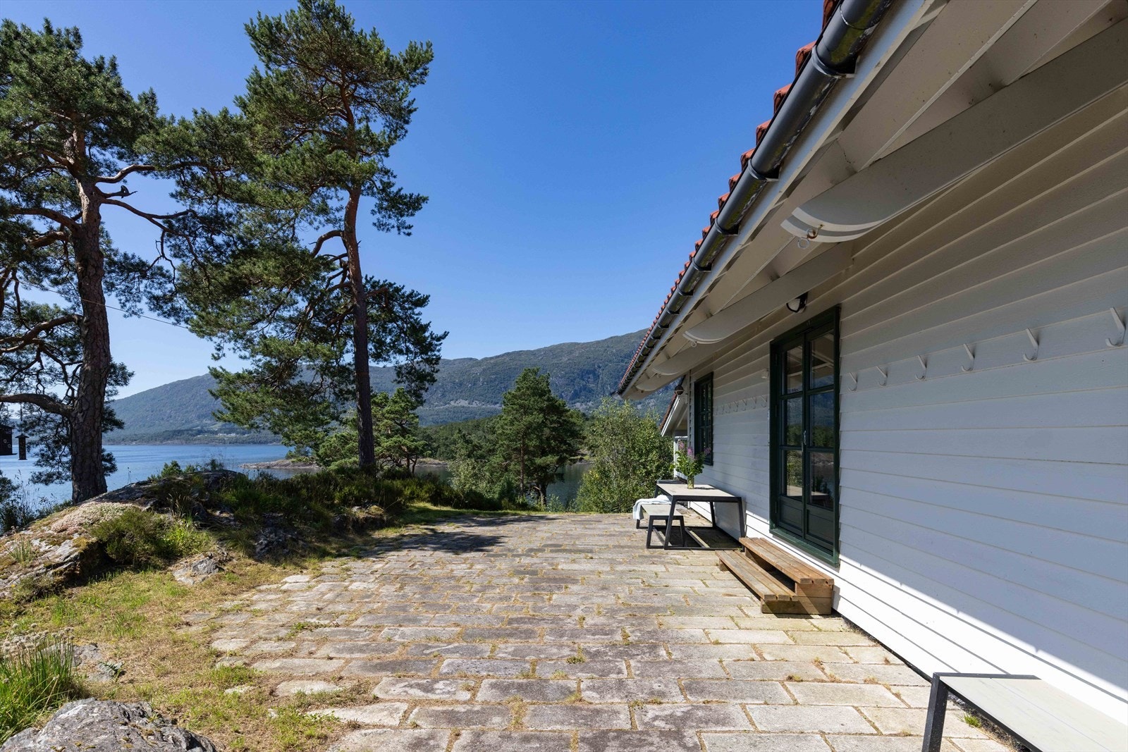 Hytten ble oppført i 2003 og fremstår som velholdt, praktisk og klar til å tas i bruk fra første dag. Galleribilde