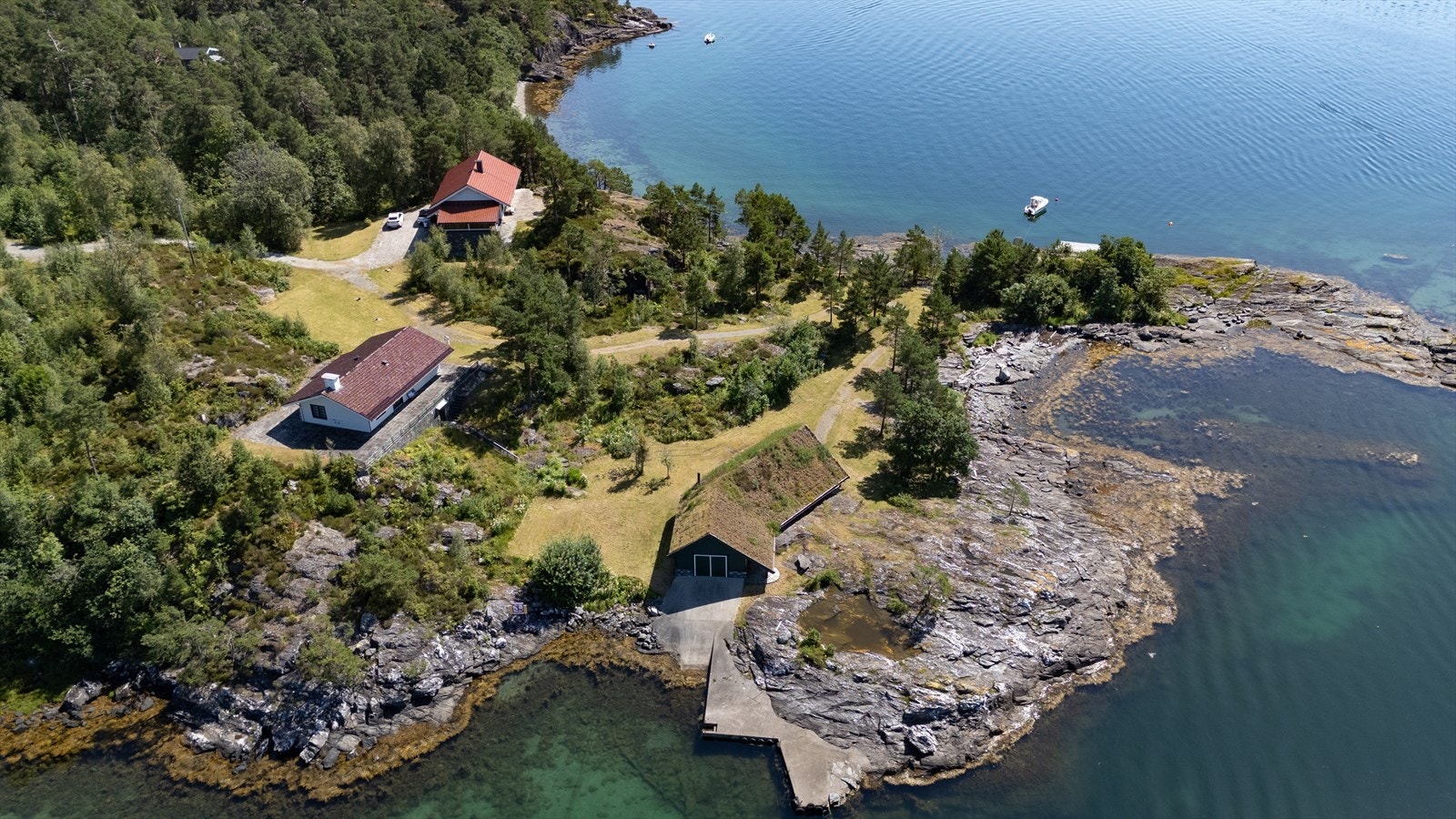 Fra svabergene er veien kort til et friskt morgenbad, et svalestup eller late timer med håndkle og bok. Galleribilde