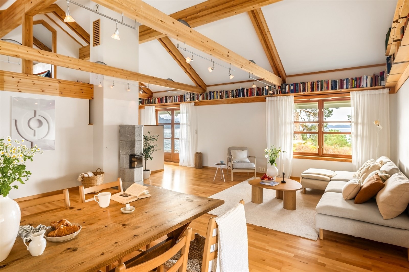 Stuen har generøs takhøyde og store vindusflater som slipper inn rikelig med lys og den vakre utsikten utenfor. Galleribilde