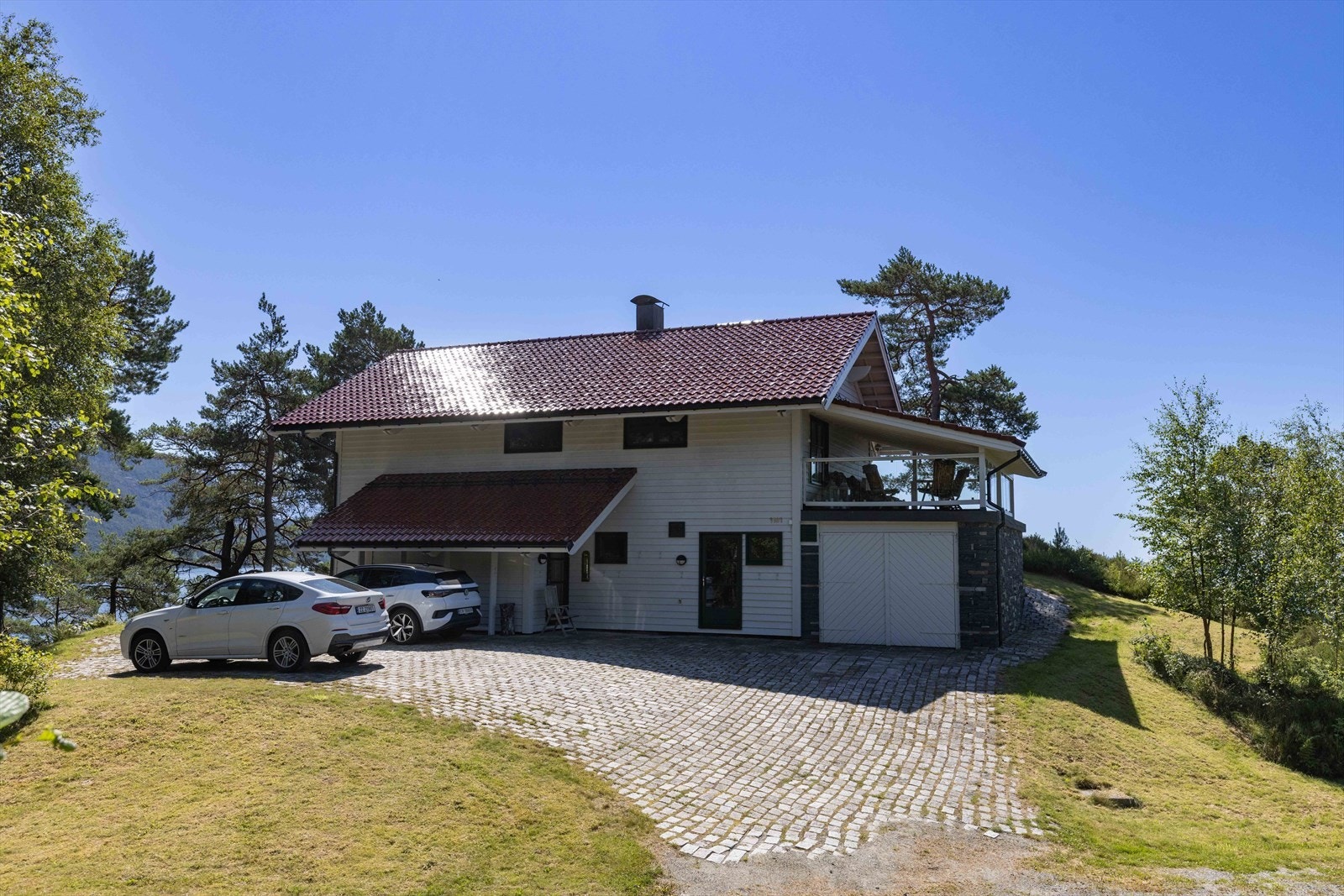 Velkommen til en innholdsrik og velholdt hytte med nydelig beliggenhet i sjøkanten og utsikt mot fjord og fjell. Galleribilde