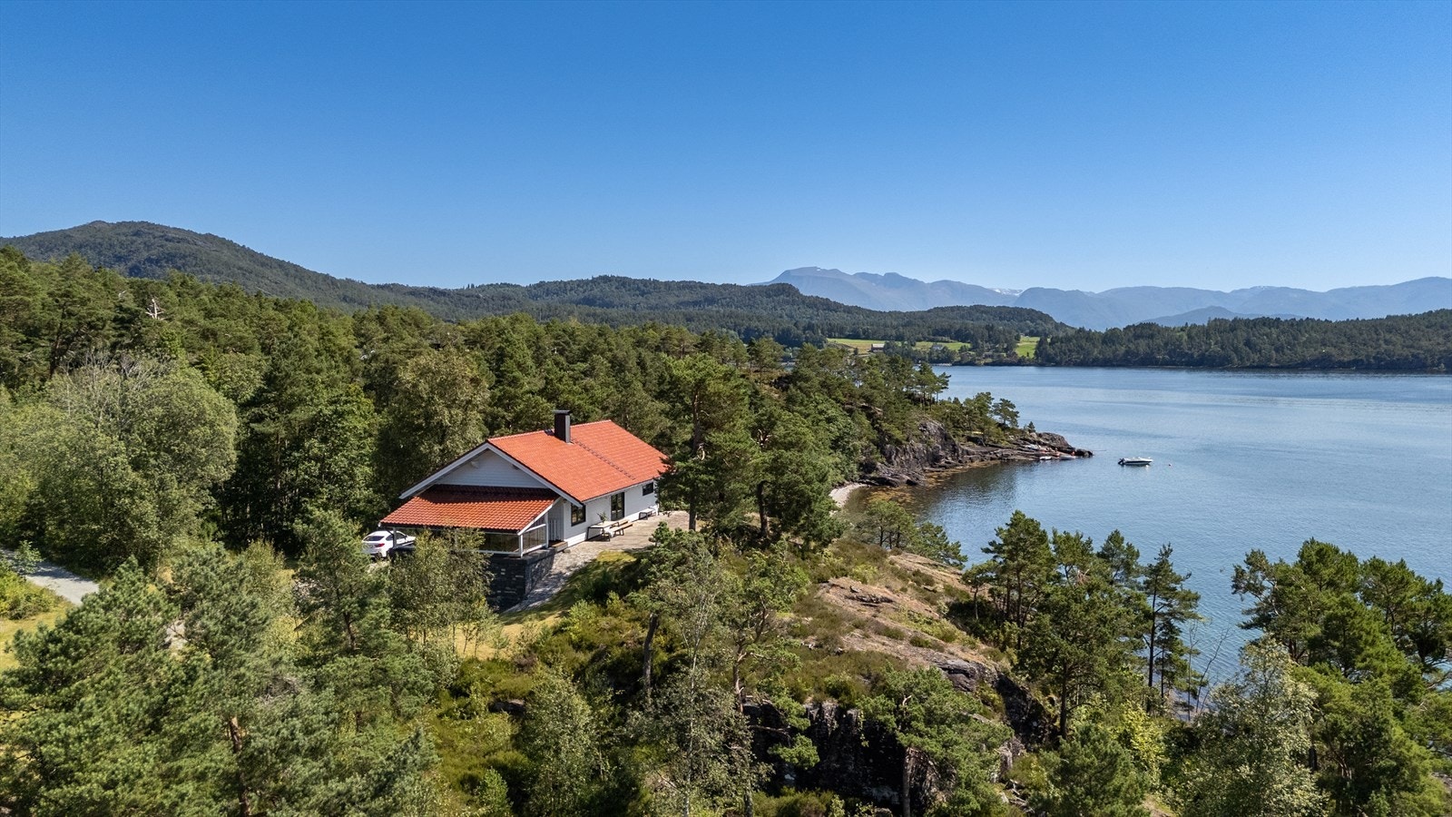 Terrassen gir gode soner for både måltider, rolige stunder og lange sommerkvelder med familie og venner. Galleribilde