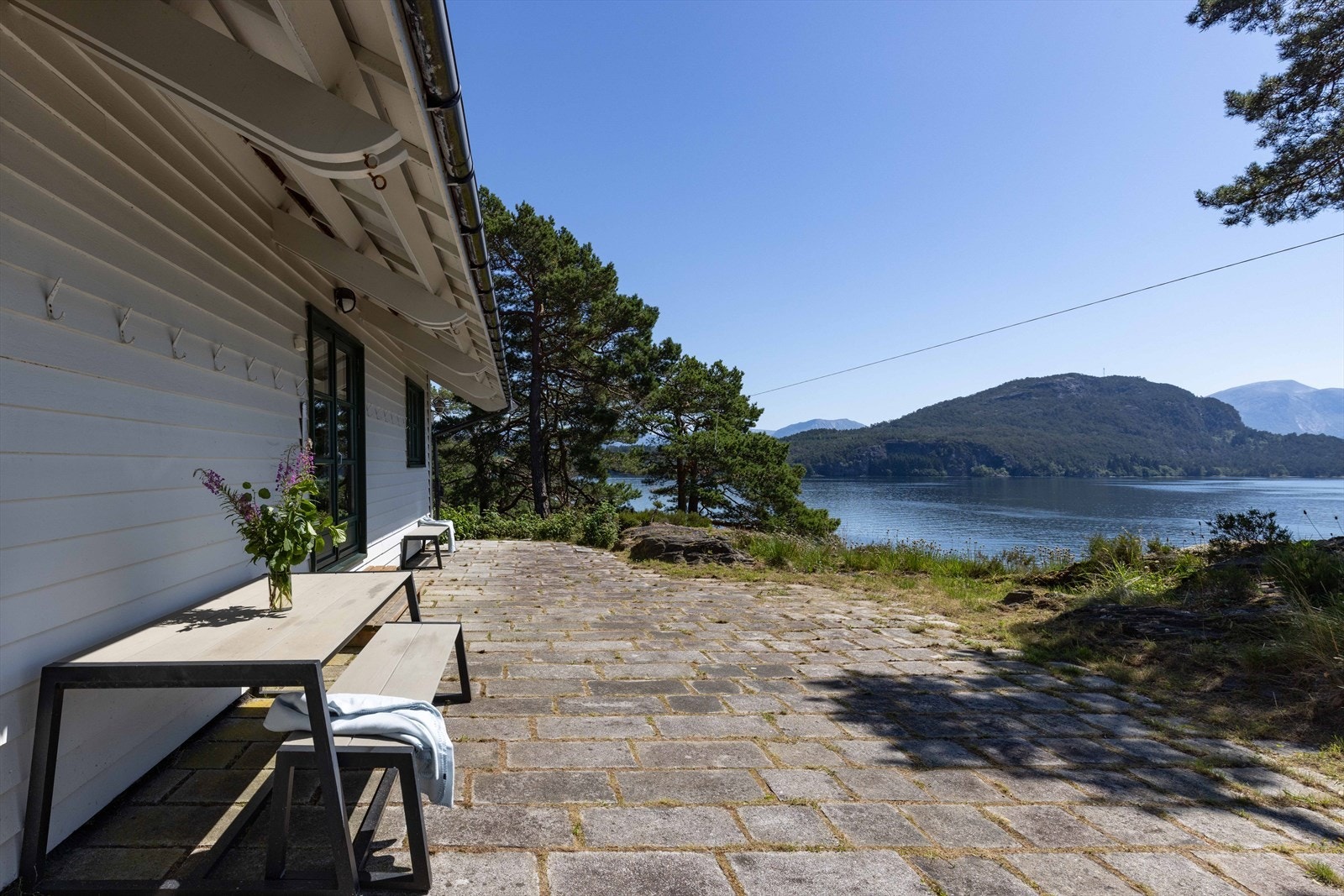Eiendommen har svært gode solforhold og flere fine uteplasser som inviterer til avslapning og hyggelige samlinger. Galleribilde