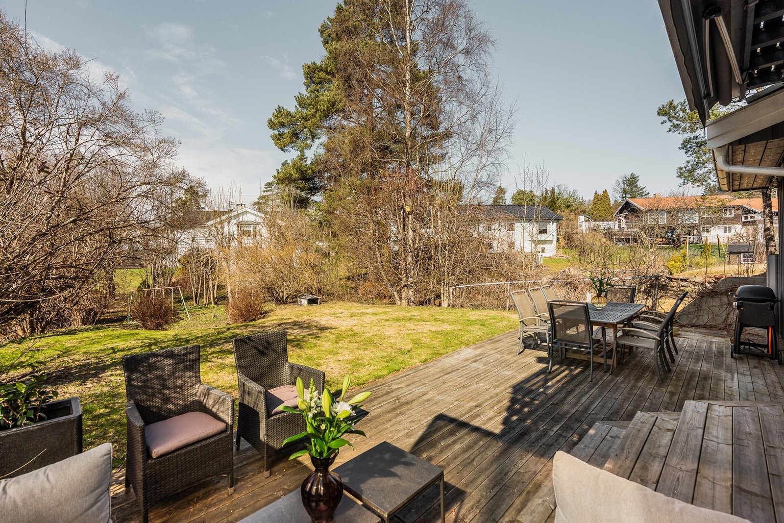 Uteplassen er skjermet og har utsyn mot hagen. Galleribilde
