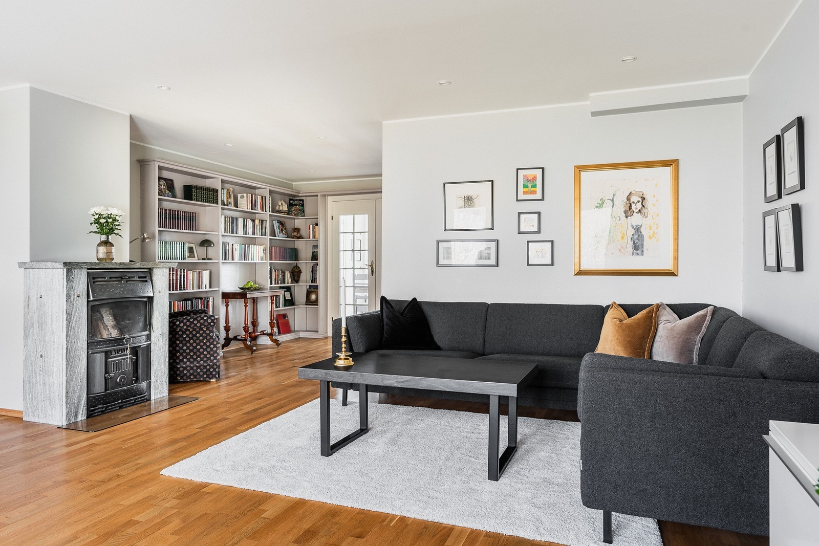 God plass til stor sofagruppe, et naturlig samlingspunkt for både hverdag og selskap. Galleribilde