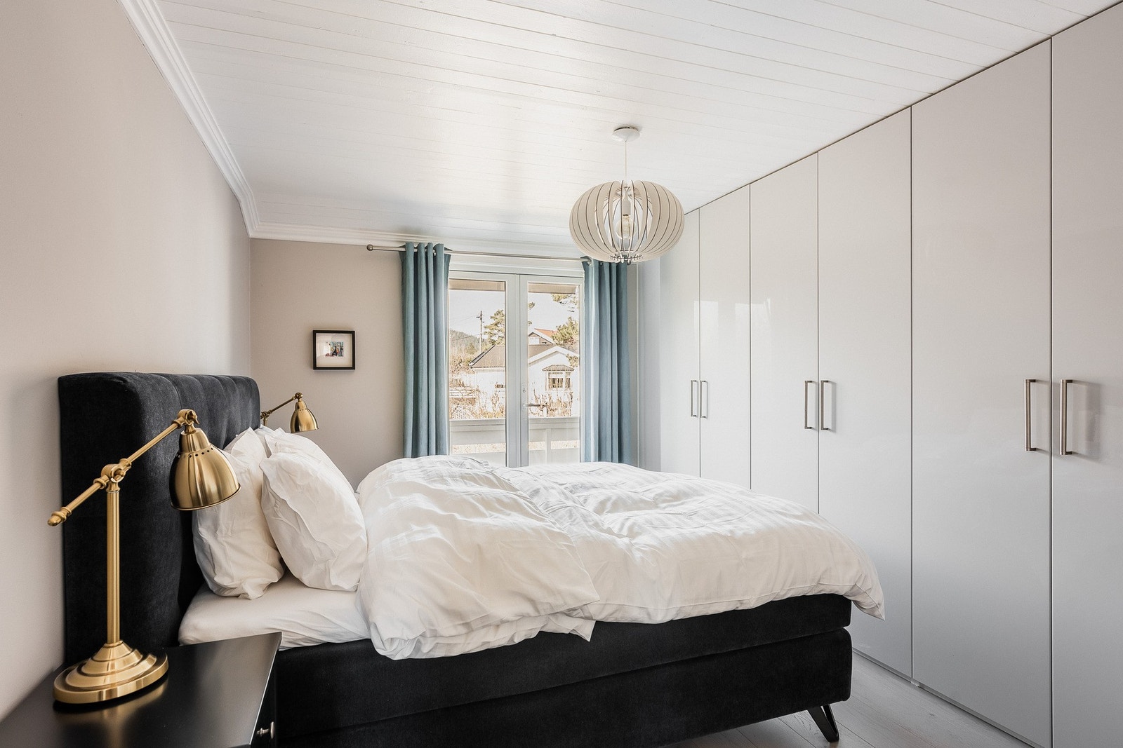 Hovedsoverom med god plass til dobbeltseng og masse garderobeplass. Galleribilde