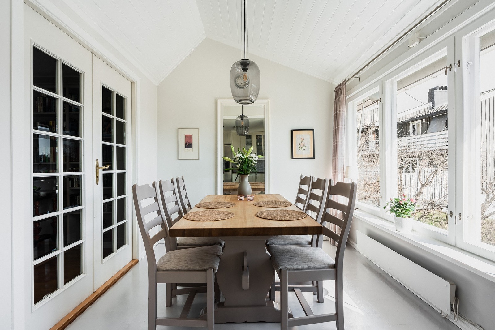 Praktisk frokost-/ eller middagsplass ved kjøkkenet med utsyn mot hagen. Galleribilde