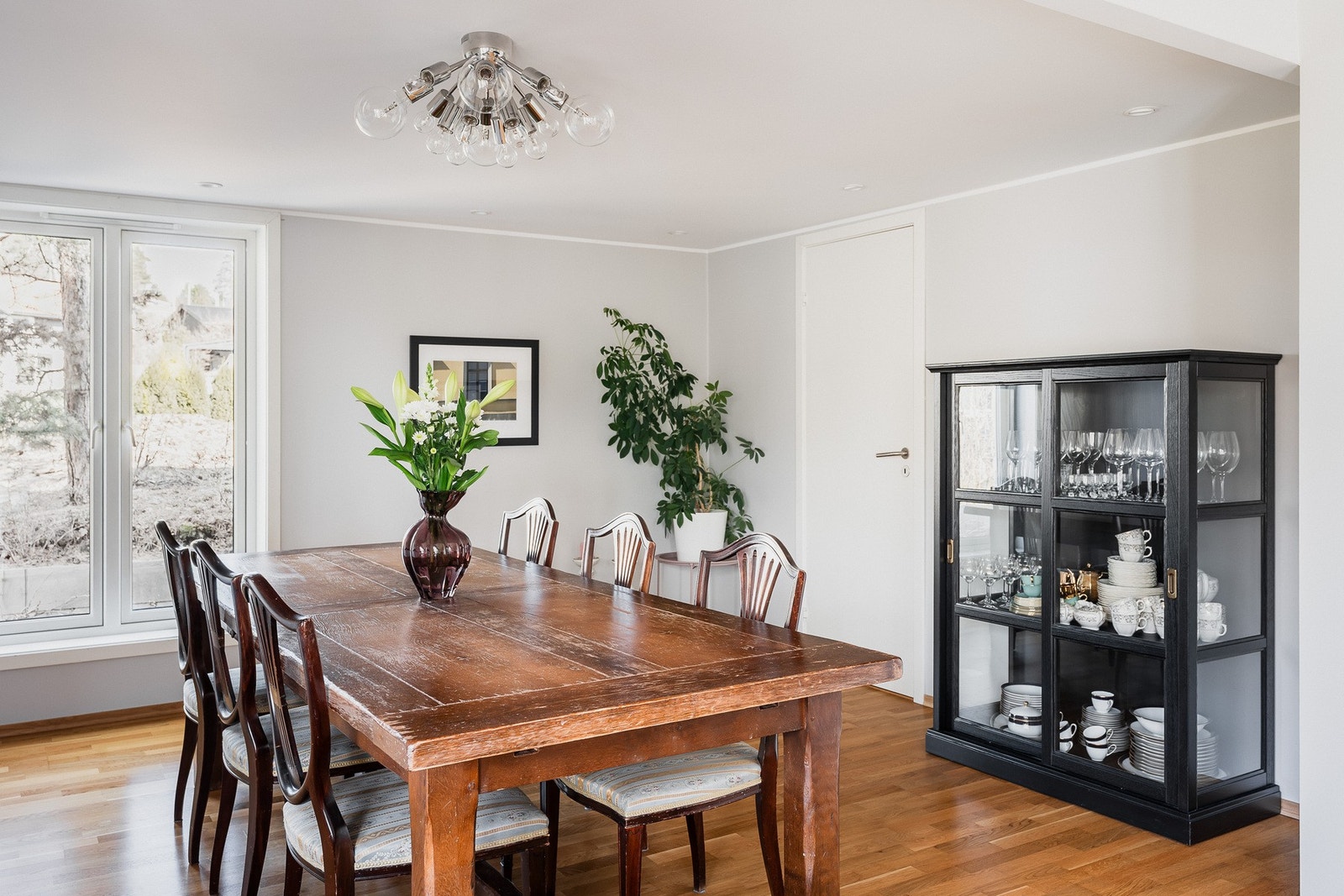 God plass til middagsgjester. Galleribilde