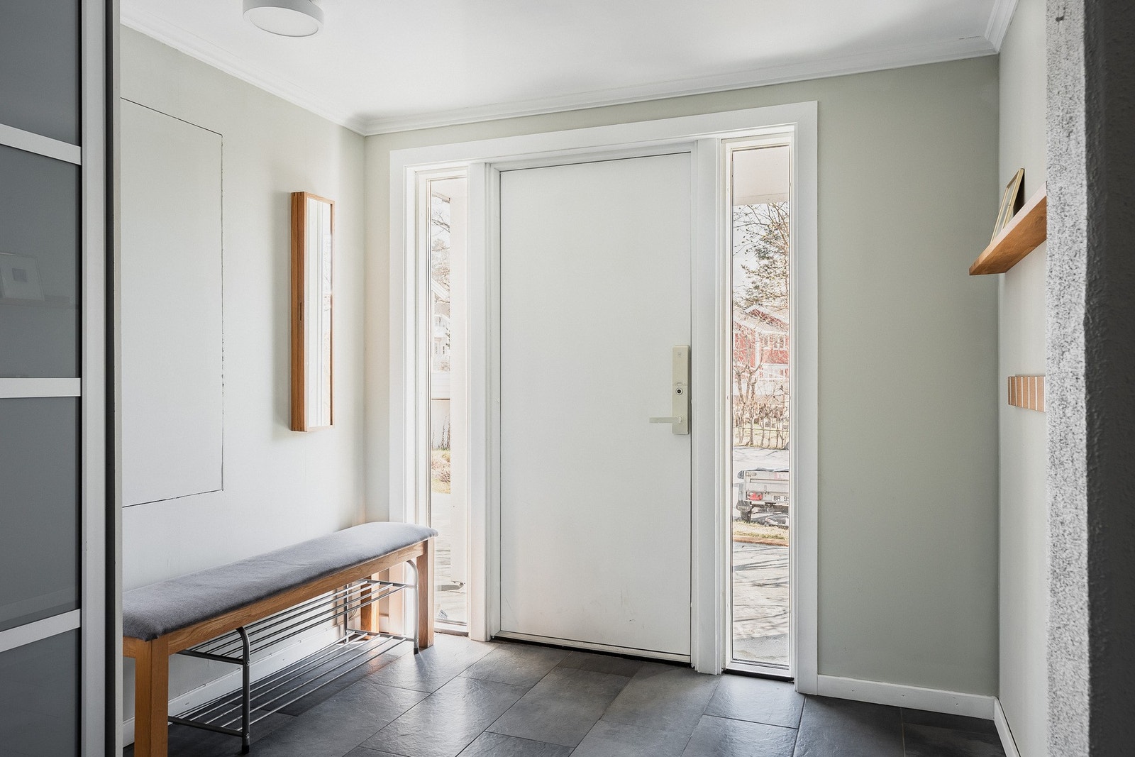 Lys og praktisk entré med god plass til yttertøy og naturlig flyt inn i boligen. Galleribilde