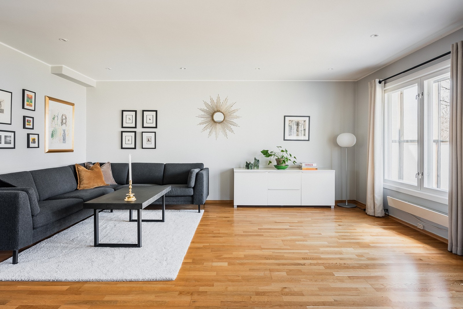 Romslig stue med store vindusflater som slipper inn rikelig dagslys. Galleribilde