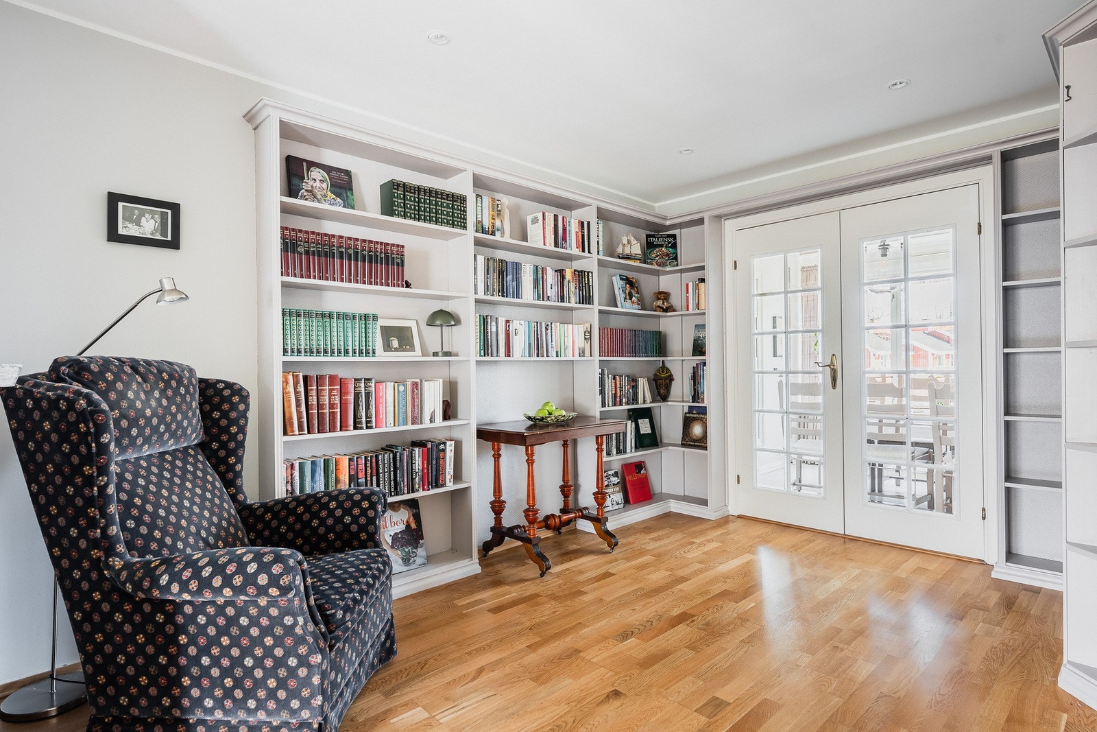 Innbydende sittekrok med plass til lesestol og bokhylle, et rolig hjørne i stuen. Galleribilde