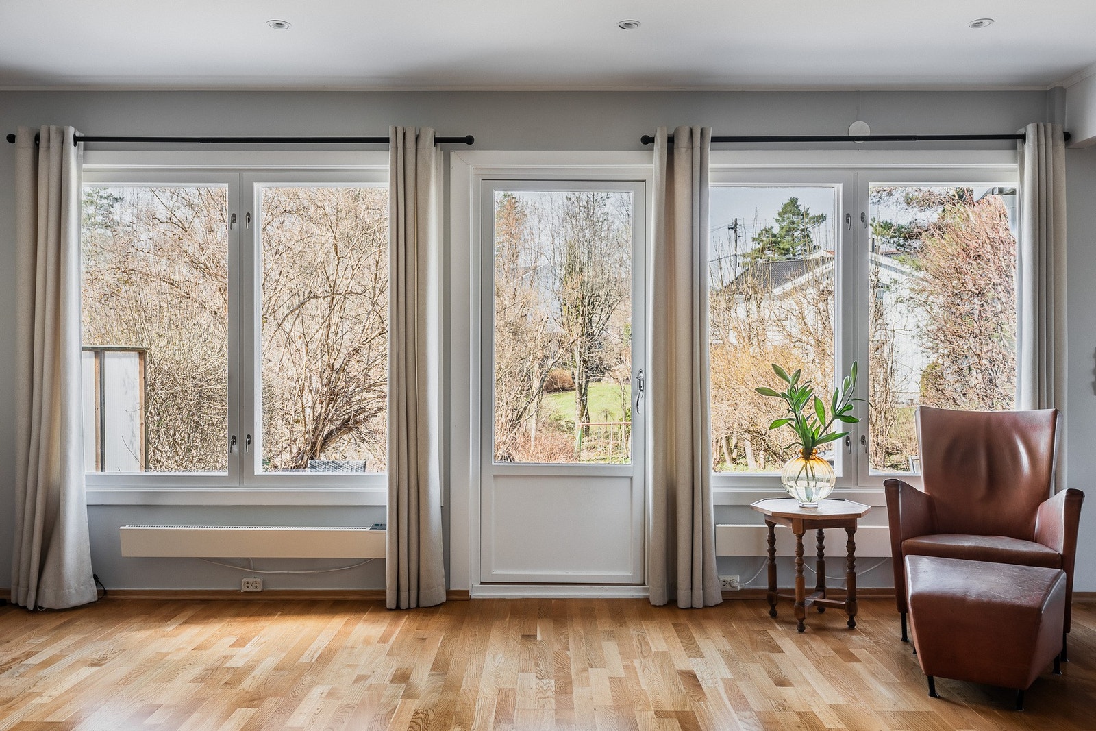 Store vindusflater og direkte utgang til solrik terrasse på ca. 37 m². Galleribilde