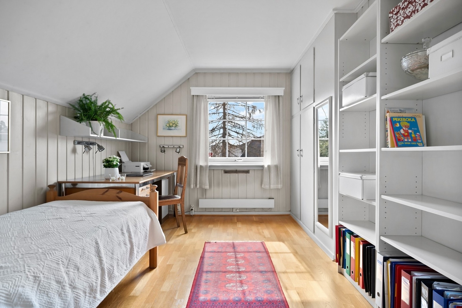 De to øvrige soverommene har også god størrelse og er utstyrt med garderobeskap. Galleribilde