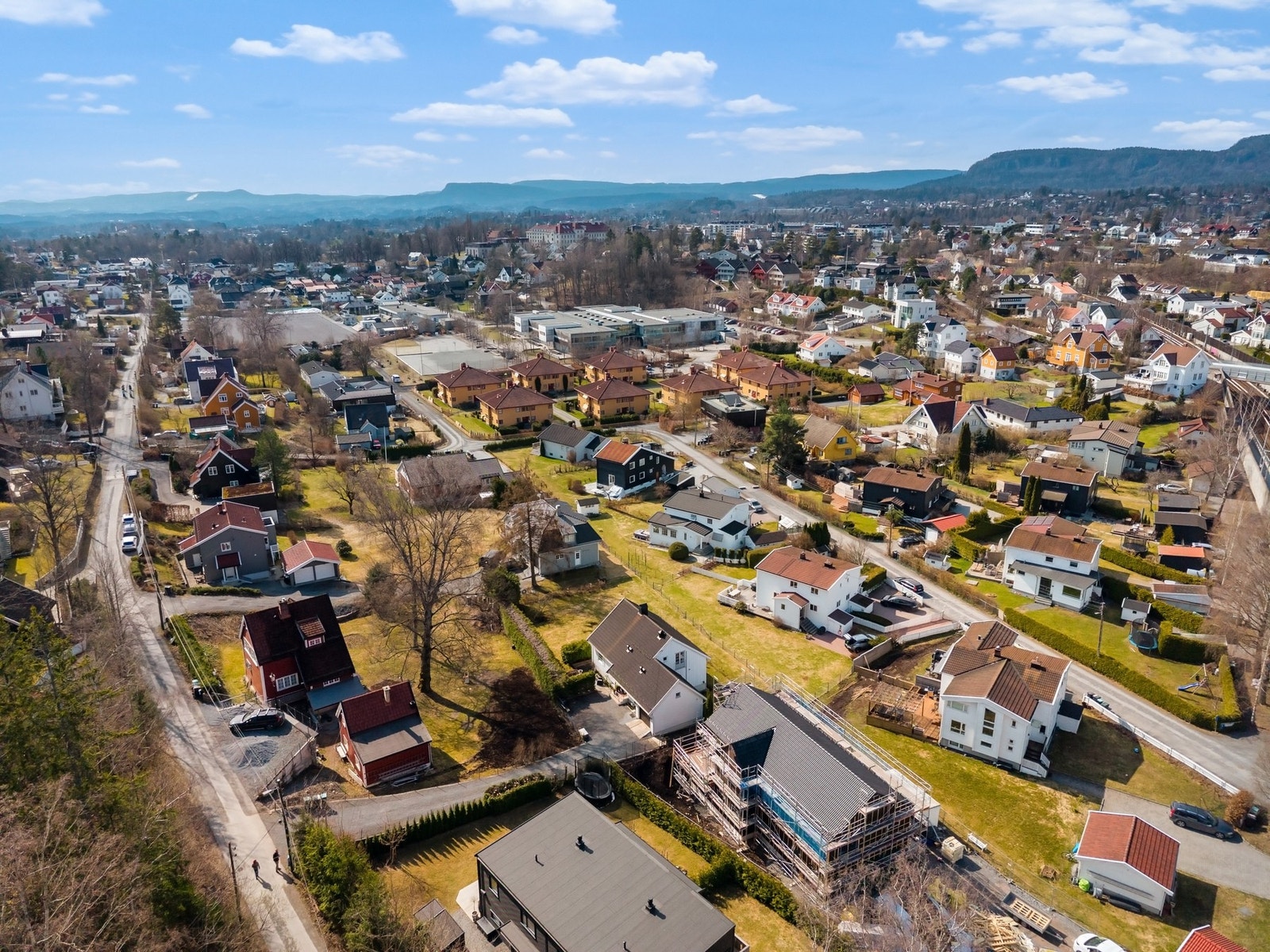 Boligen ligger i et populært og barnevennlig boligområde. Området fremstår som et knutepunkt og har både skoler, barnehager, idrettsanlegg, offentlig kommunikasjon og et godt utvalg av servicetilbud. Galleribilde