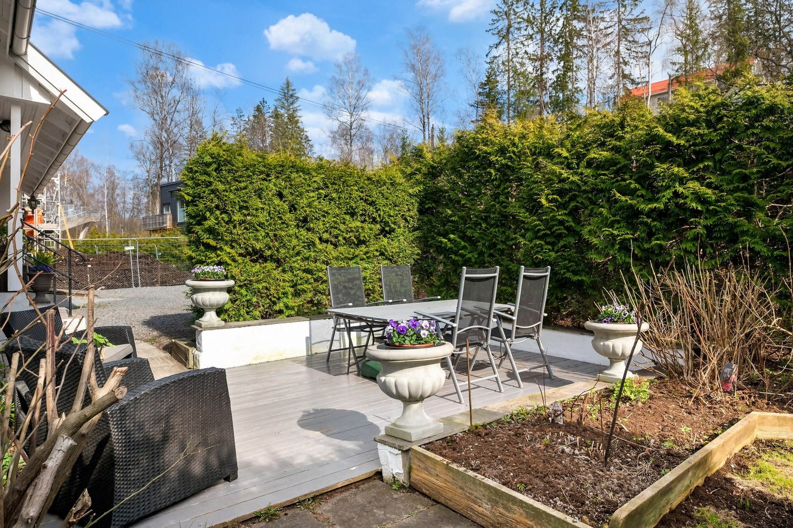 Eiendommen har svært gode uteområder med to terrasser på hver sin side av boligen på ca. 12 og 15 kvm. Dette gir gode muligheter for å følge solen gjennom hele dagen. Galleribilde
