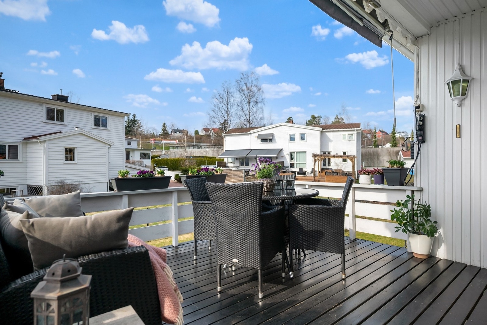 Her er det god plass til utemøbler og grill, og uteplassene legger godt til rette for måltider og opphold utendørs. Galleribilde