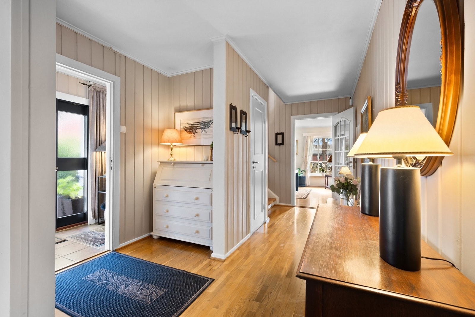 Entréen er romslig med plass til å henge fra seg yttertøy og sette fra seg sko. Galleribilde