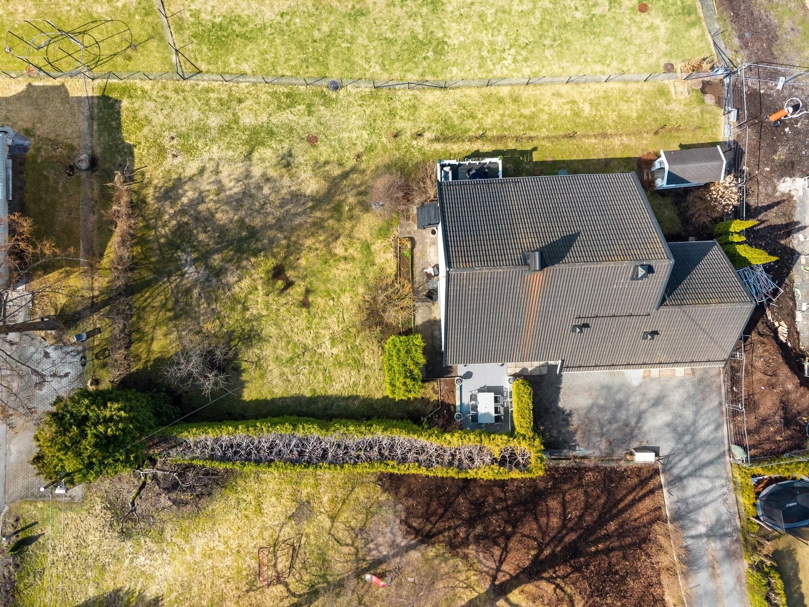 På eiendommen finnes også en utvendig redskapsbod/lekehus. Galleribilde