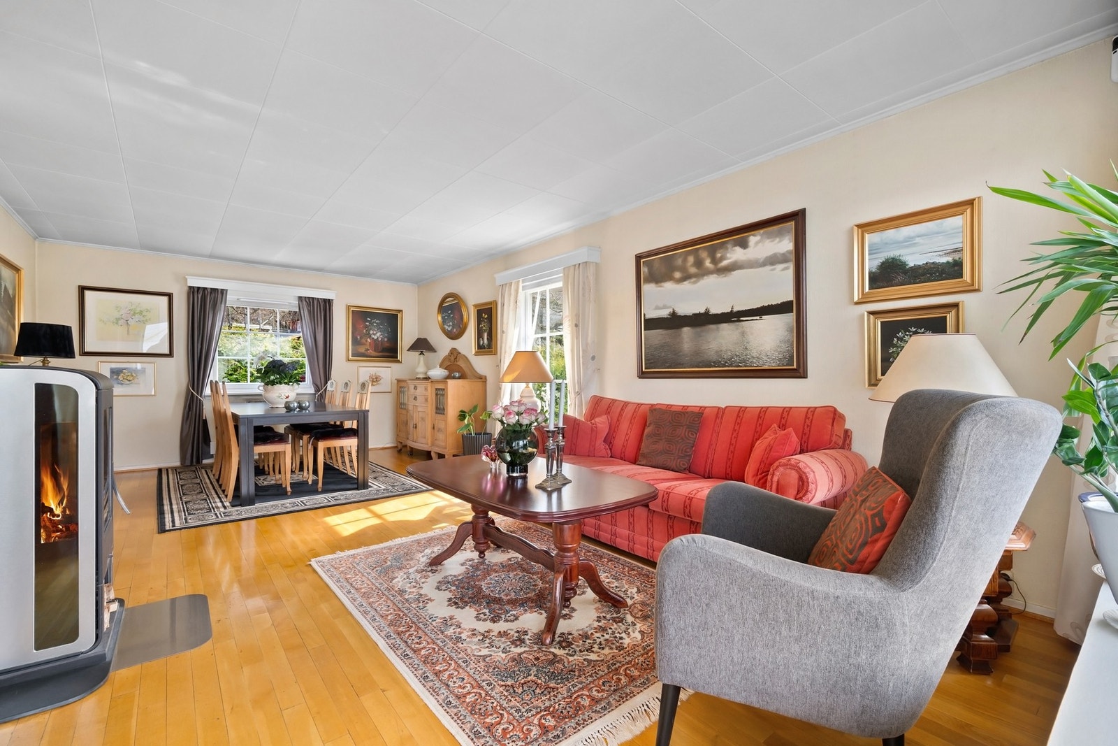 Stuen er stor og luftig med flere møbleringsmuligheter, og god plass til både sofagruppe, spisebord og øvrig innredning. Galleribilde