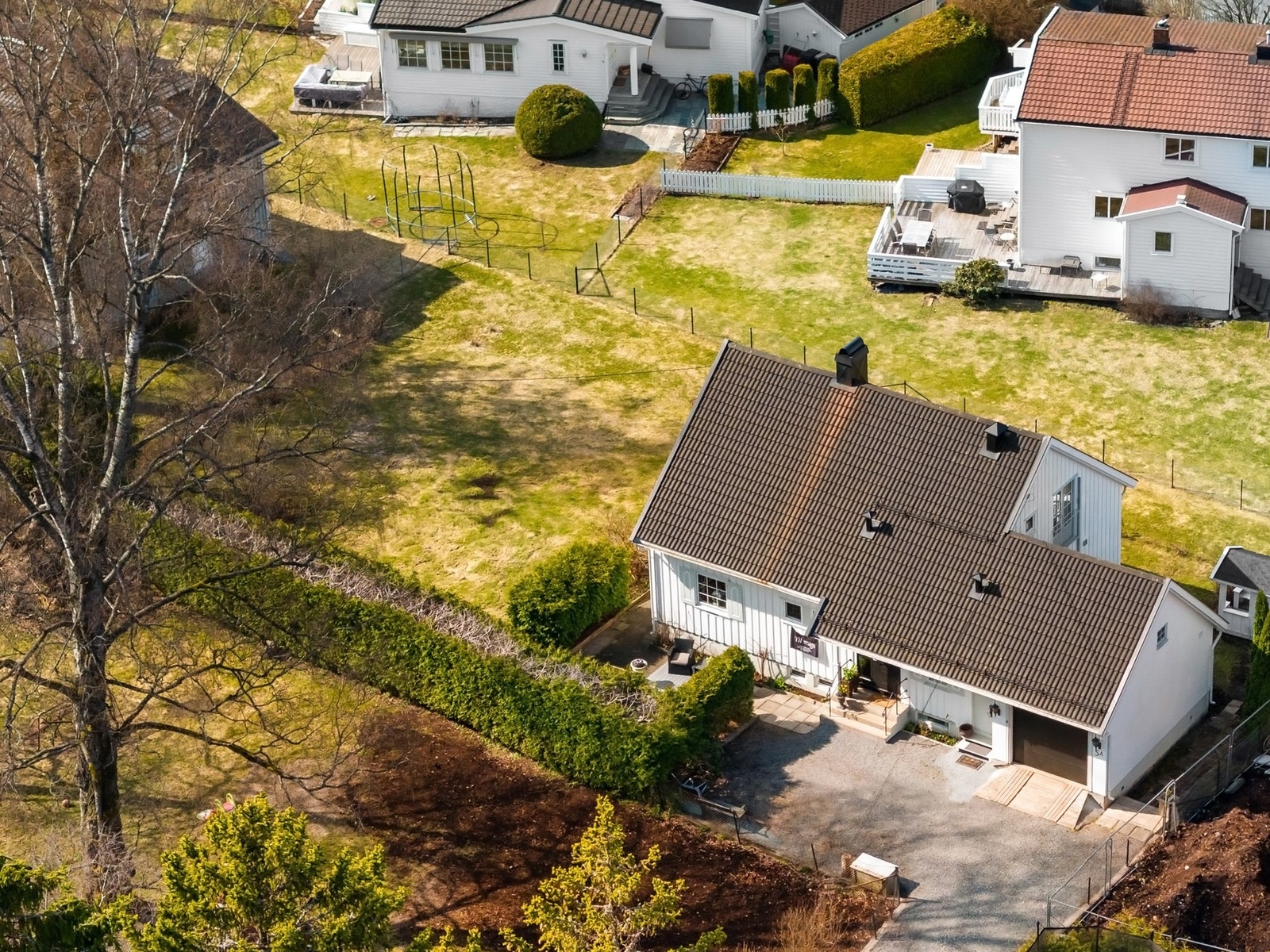 Takstein er fra 2009 med snøfangere, og det er montert brannstige i 2014. Galleribilde