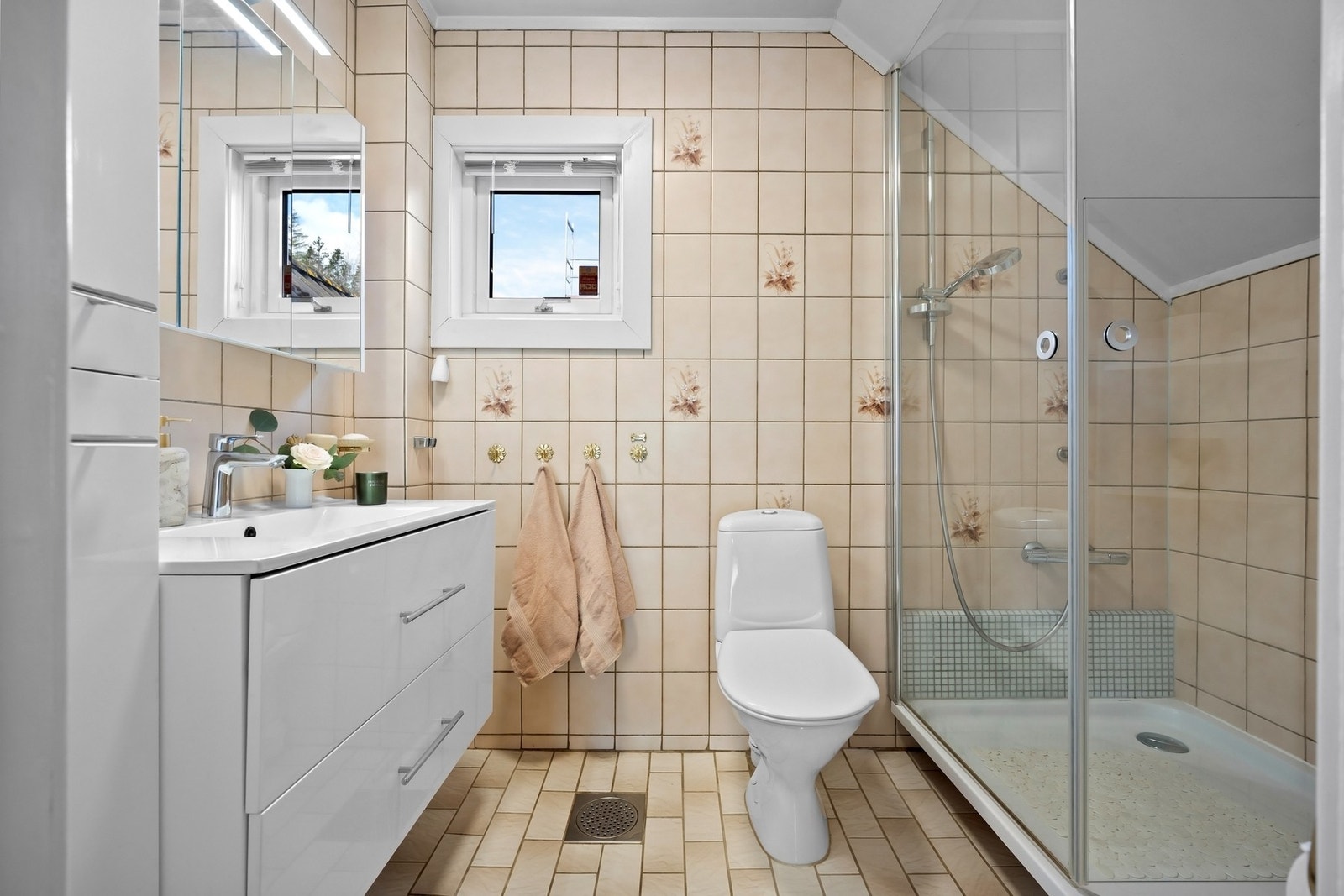 Badet i andre etasje er fra opprinnelig byggeår, med enkelte oppgraderinger i ettertid. Flisene er av nyere dato (eksakt år er ukjent). Galleribilde