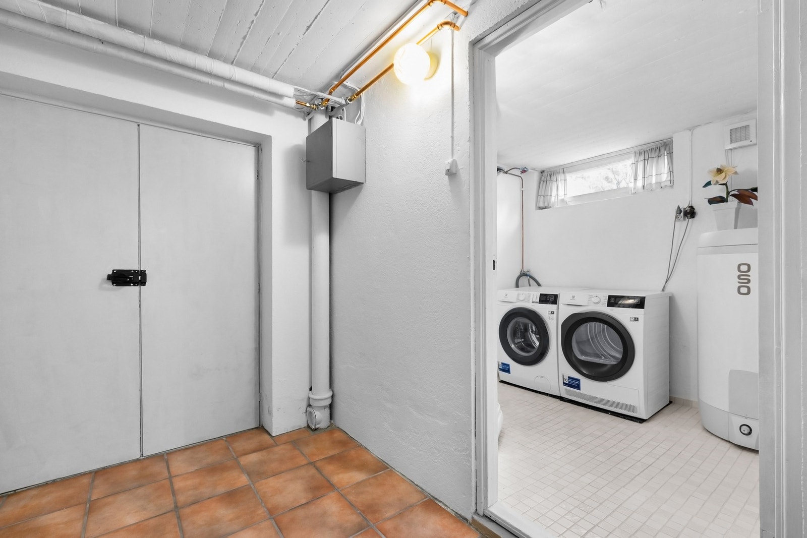 Praktisk vaskerom med utslagsvask og opplegg for vaskemaskin. Her er også varmtvannsbereder plassert, fra 2024. Galleribilde