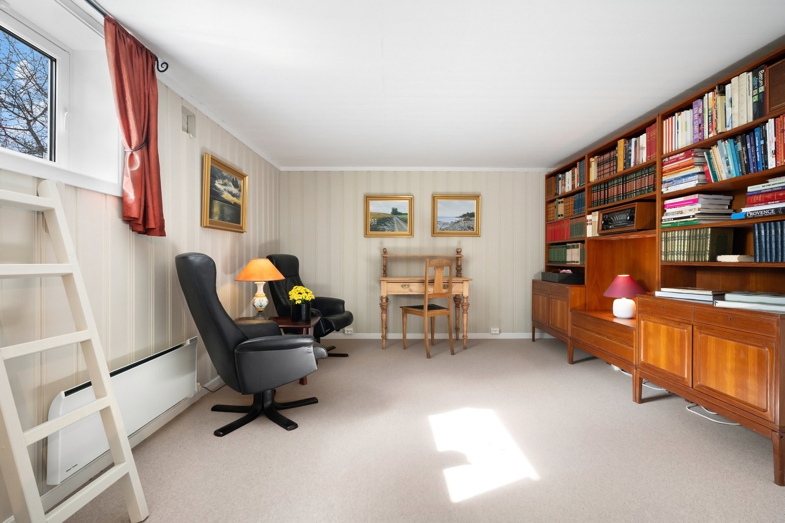 I kjelleretasjen er det også et innredet rom med plass til møblement av eget ønske. Rommet er ikke godkjent for varig opphold. Galleribilde