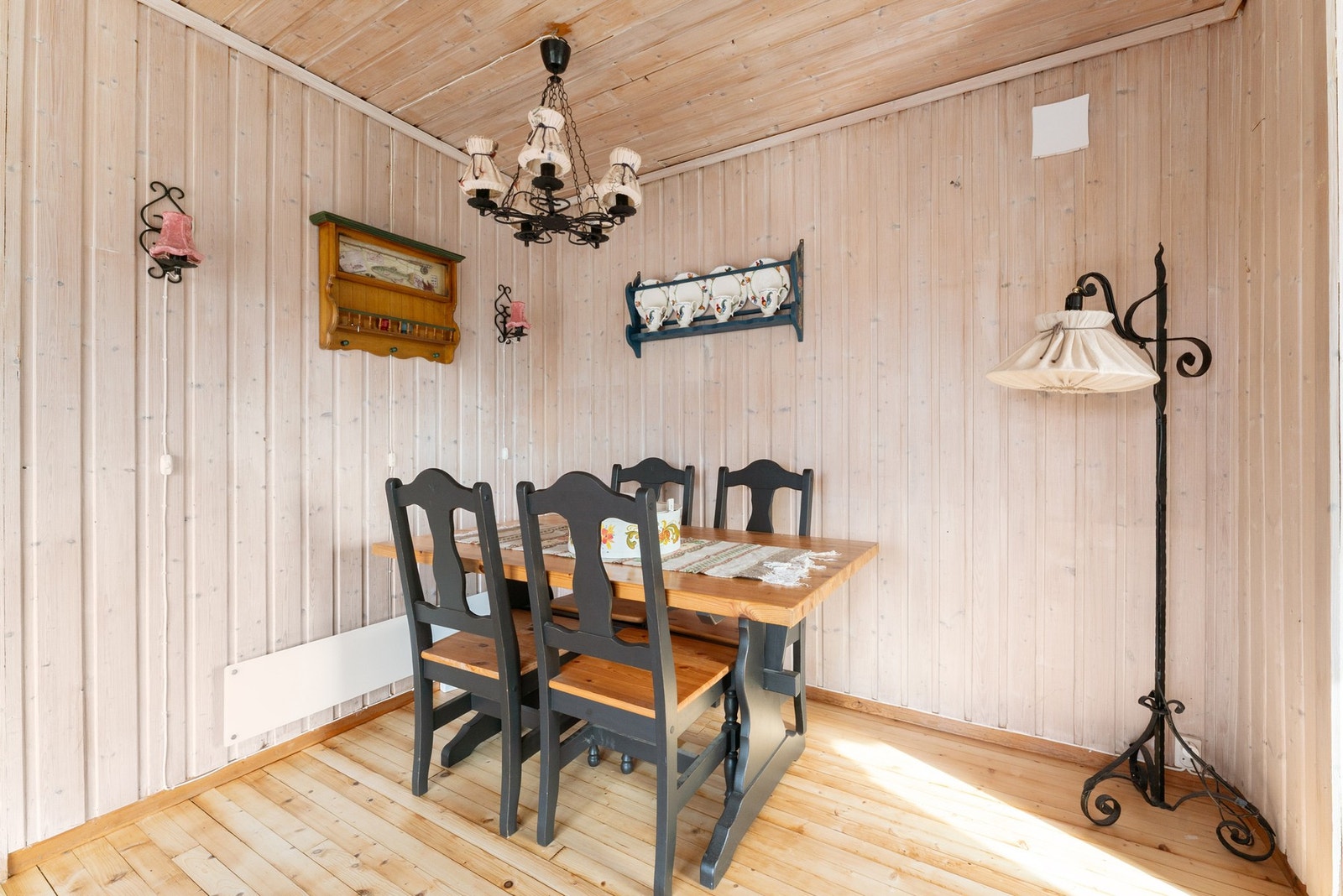 i tilknytning stuen er det også en spisestue med plass til spisegruppe Galleribilde
