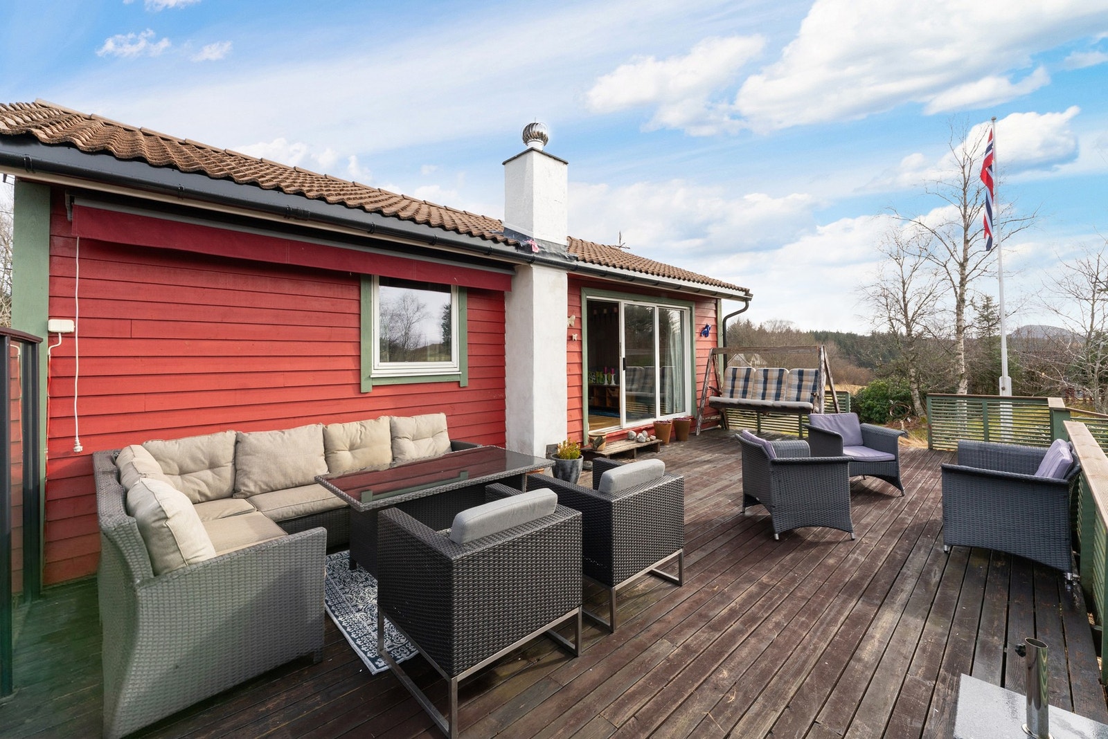 Hytten har adkomst til stor terrasse via skyvedør fra stue Galleribilde