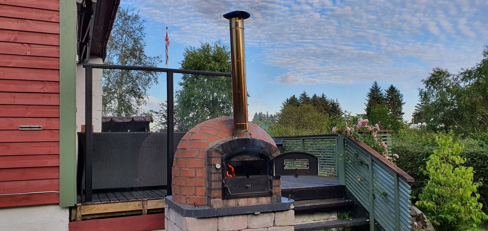 Hytten har også murt pizzaaovn ved terrassen
(Bilde tatt av selger) Galleribilde