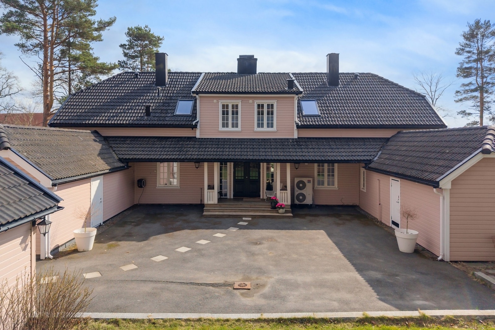 Skjermet og flott inngangsparti Galleribilde