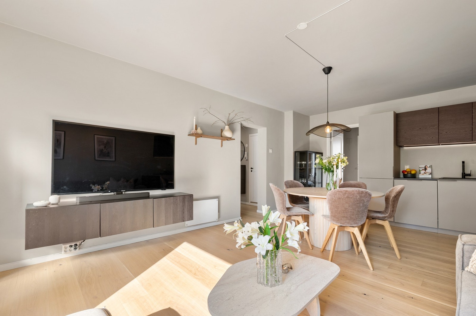 Leiligheten har gjennomgående enstavs parkett på alle gulvflater, og slette malte vegger i nøytrale farger. Galleribilde