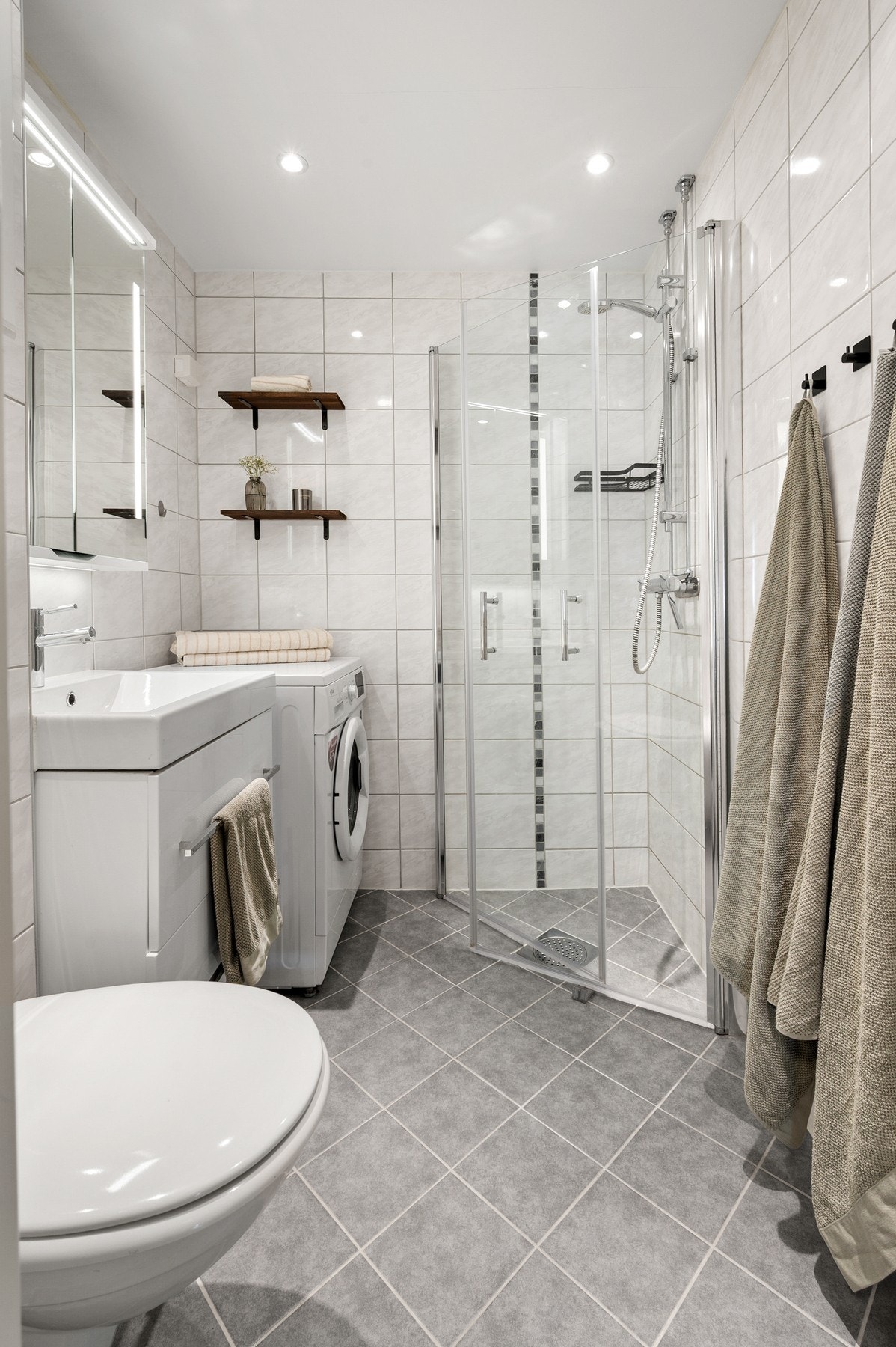 Det er opplegg for vaskemaskin på badet. Galleribilde