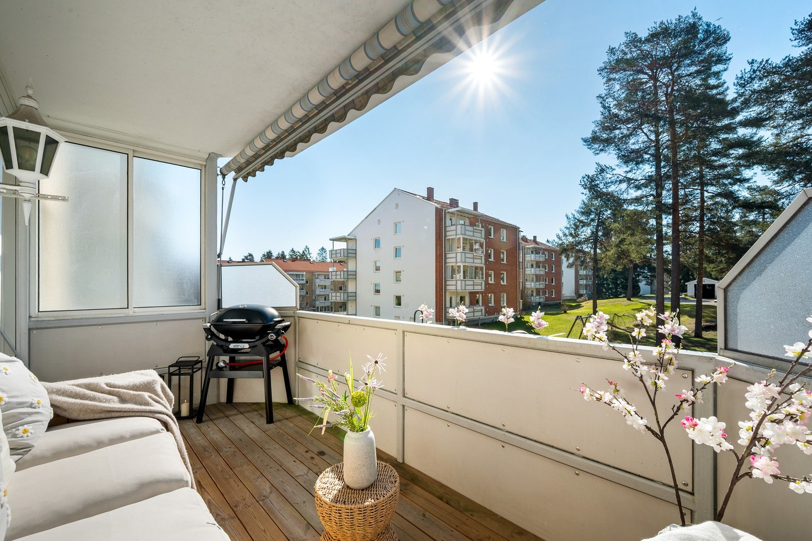 Det er montert markise, utvendig stikkontakt og belysning på balkongen. Galleribilde
