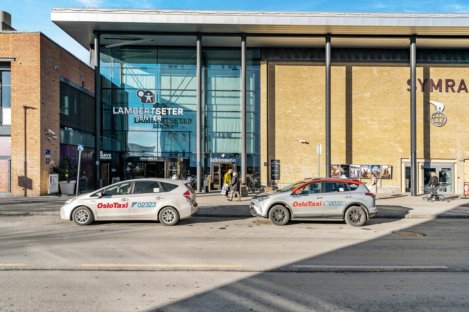 Det er kort vei til Lambertseter senter med et bredt utvalg av butikker og servicetilbud. Her finner du også treningssenter, Deichman bibliotek og Symra kino. Galleribilde