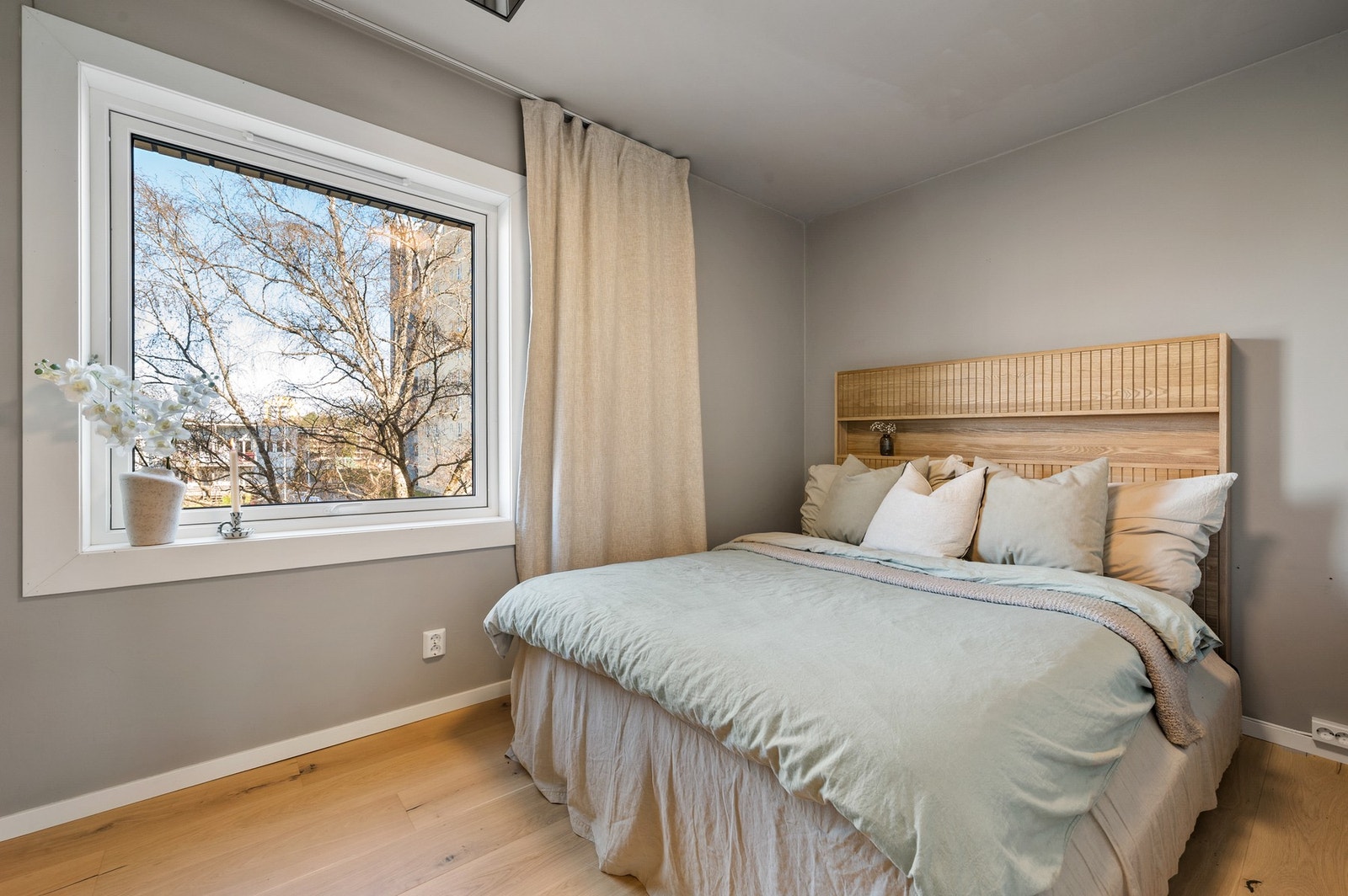 Romslig hovedsoverom med god plass til dobbeltseng. Galleribilde