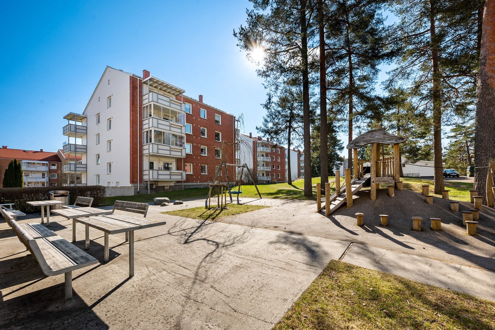 Borettslaget har pent opparbeidet grøntarealer med felles lekeplass og sittegrupper. Galleribilde