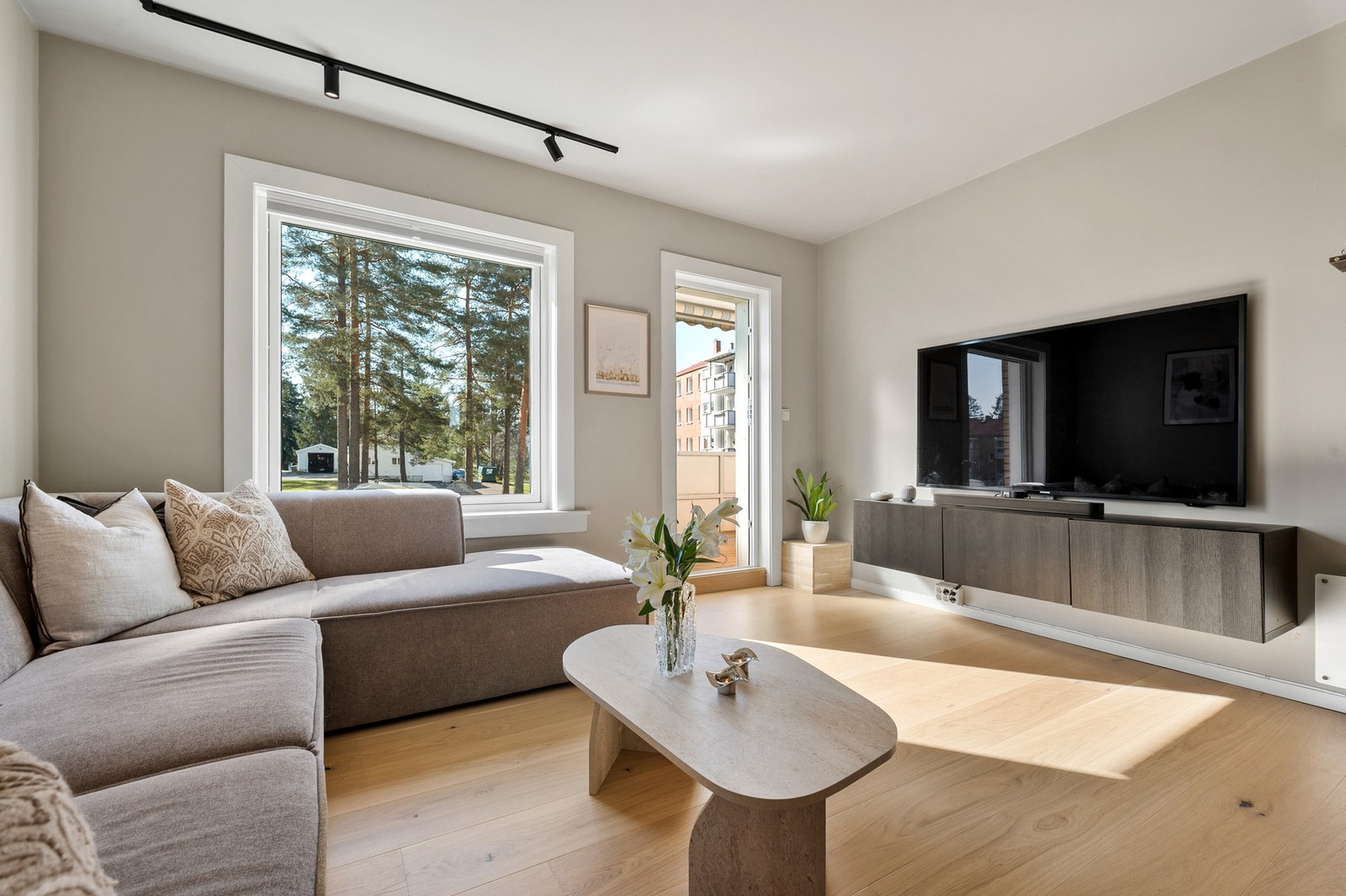 Lys stue med god plass til sofa og tv-møblement. Galleribilde