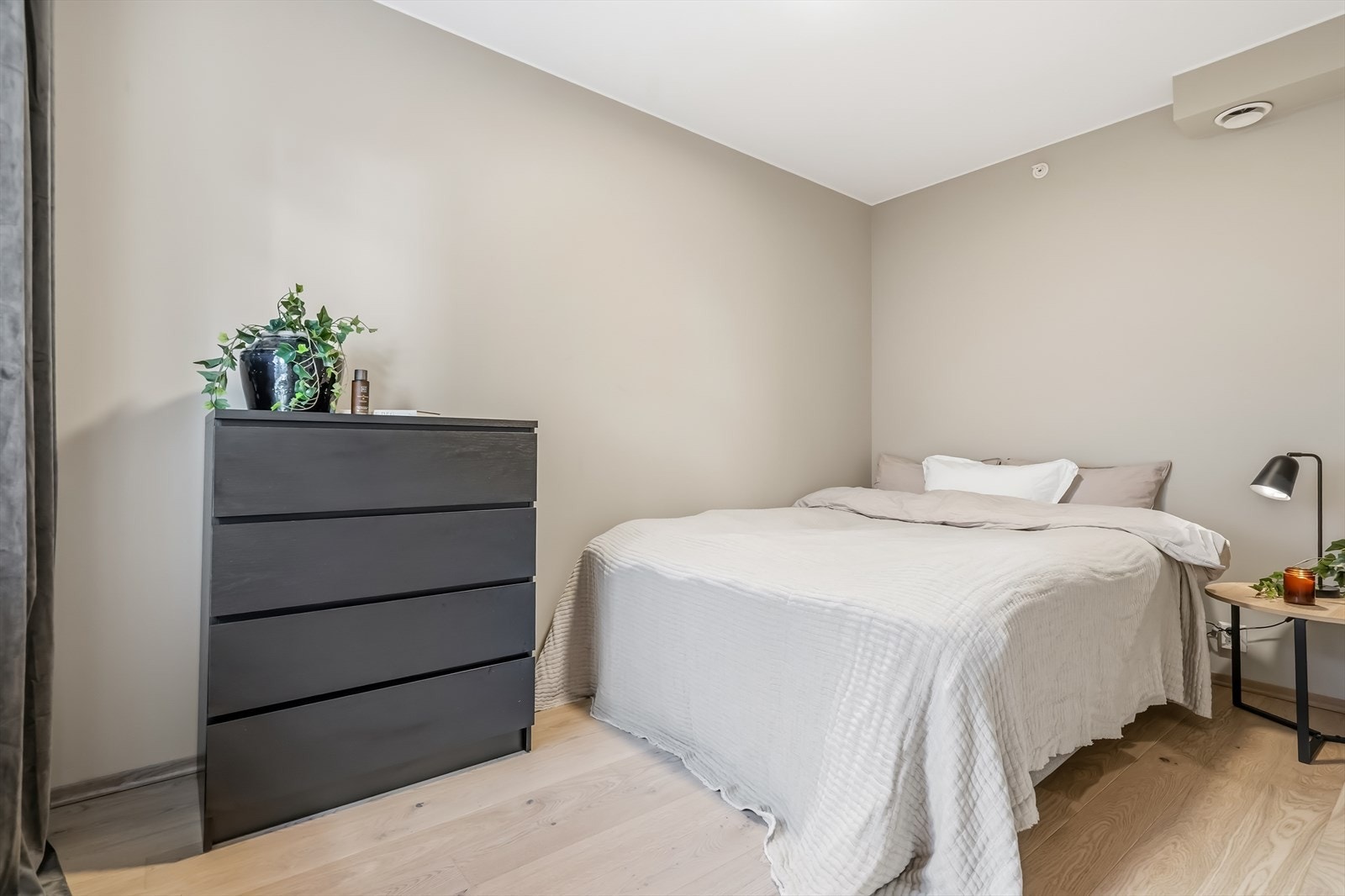 Rommet er malt i en fin fargetone og byr på plass til garderobe eller kommoder. Galleribilde