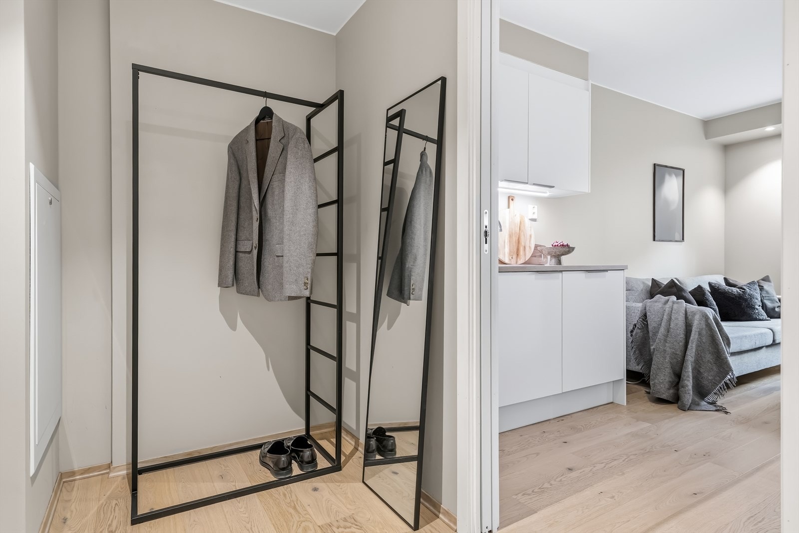 Du ønskes velkommen inn i en hyggelig entré med god plass til lagring av yttertøy Galleribilde