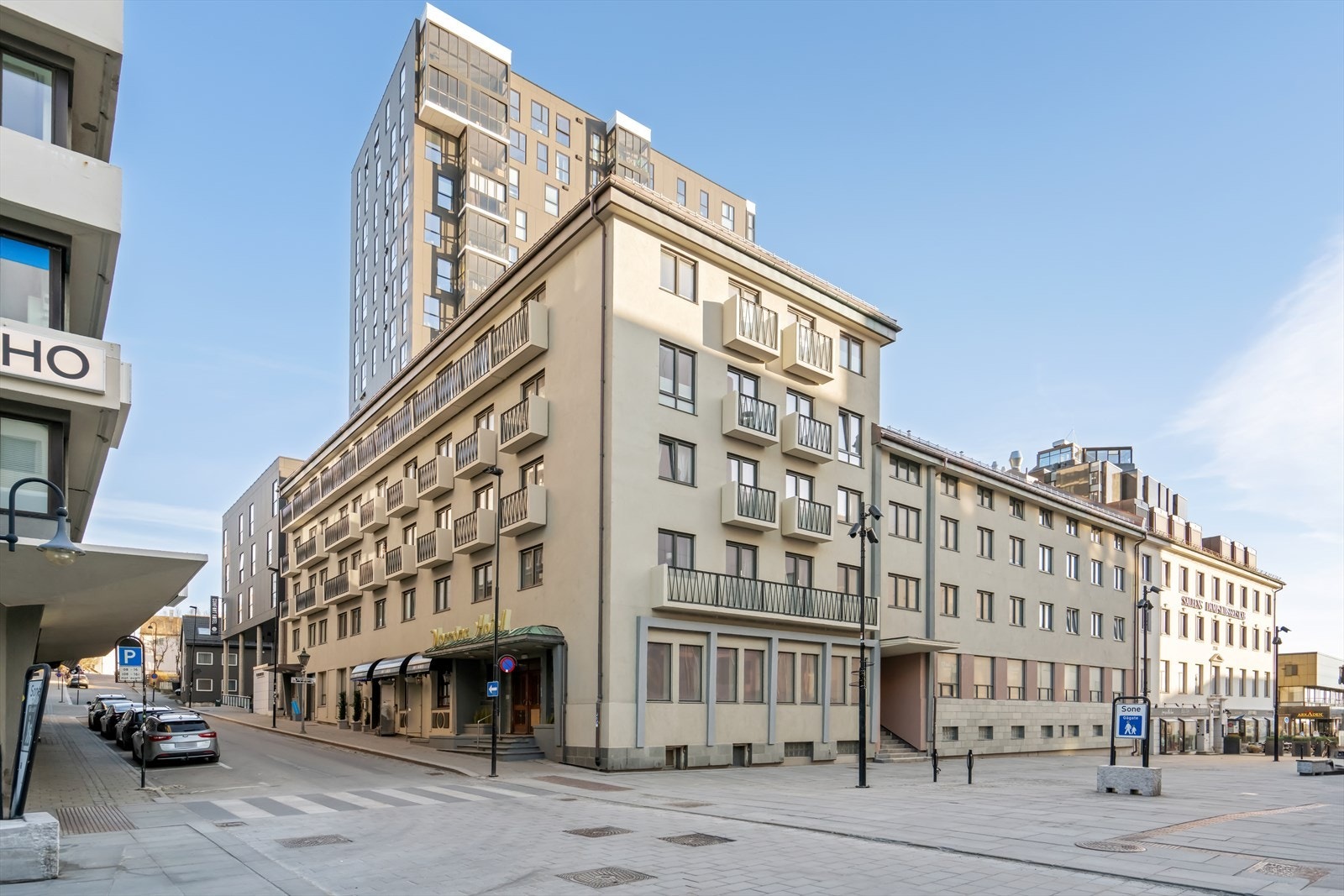Bygget er plassert midt i sentrum og nevnte leilighet ligger i 5. etasje med balkong mot sørvest - Her bor du med et bugnende servicetilbud like utenfor ytterdøra Galleribilde