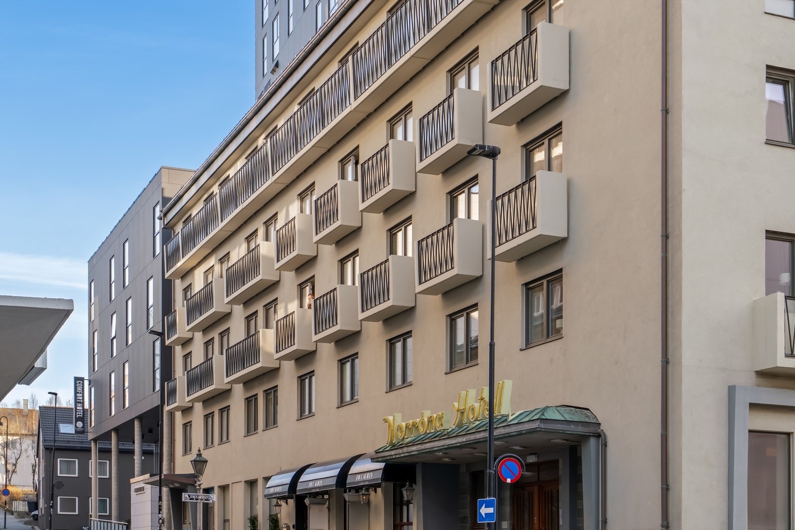 Norrøna Apartments ble ferdigstilt i 2022 og forvandlet et ikonisk hotell til moderne leiligheter i hjertet av Bodø sentrum - Bygget består i dag av 54 boligseksjoner og 3 næringsseksjoner Galleribilde