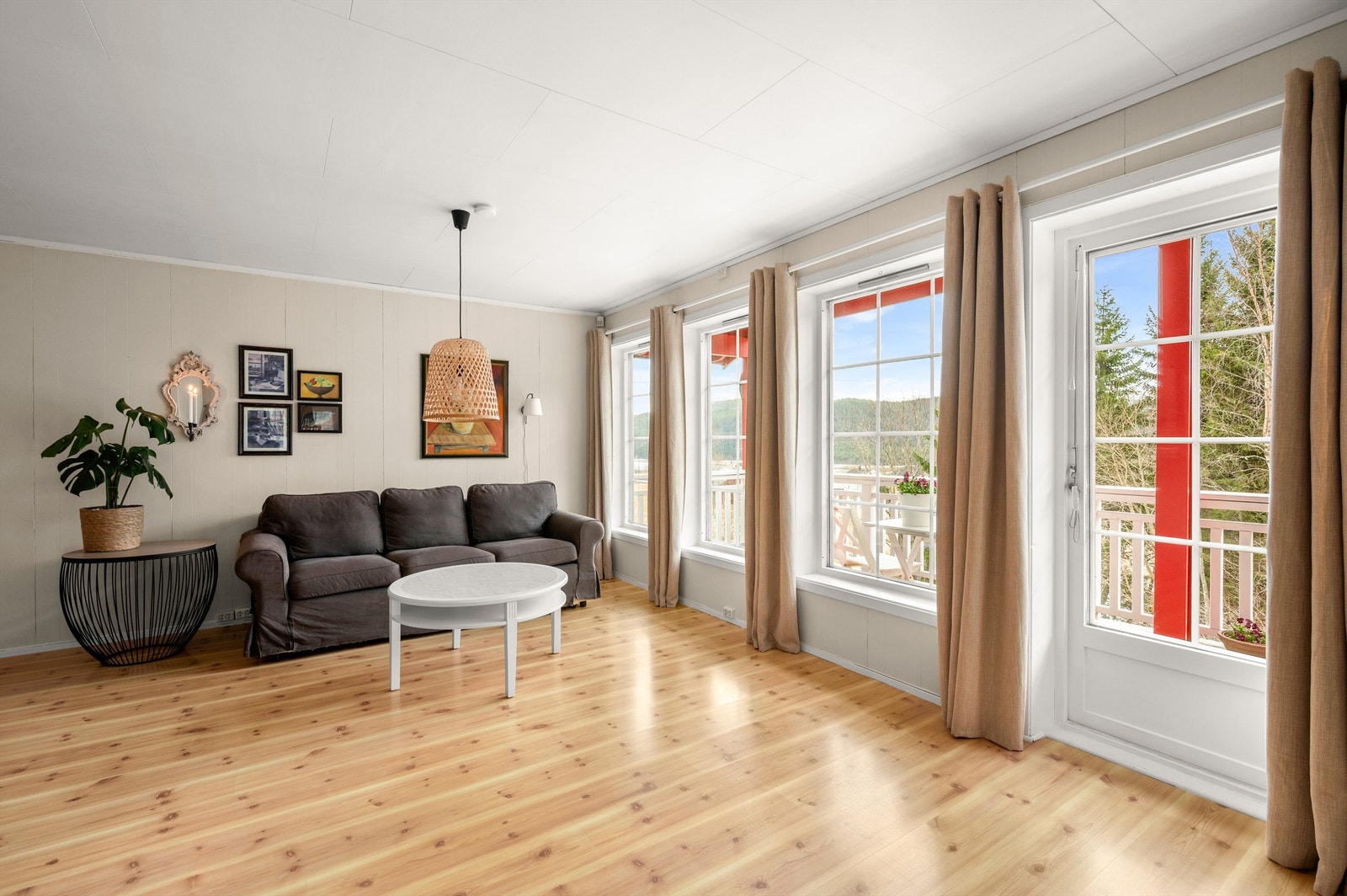 Fra stuen er det utgang til veranda, og rommet byr på en fin kombinasjon av gode lysforhold og utsyn mot naturskjønne omgivelser. Galleribilde