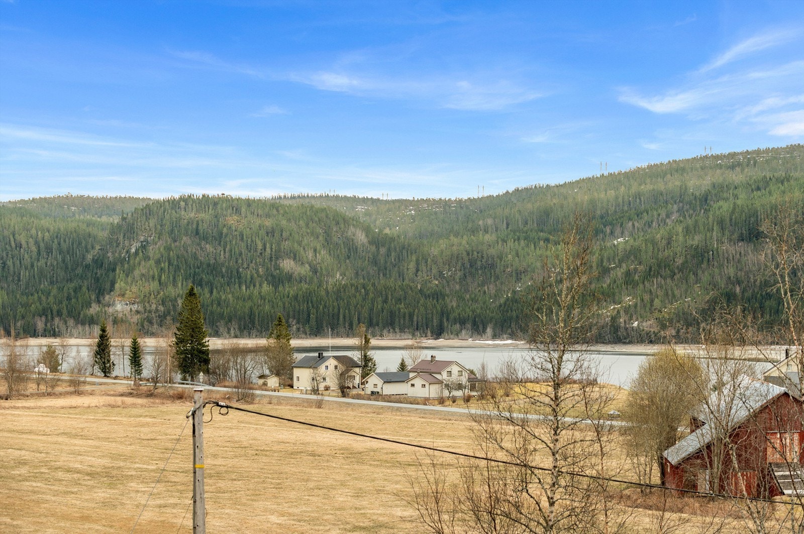 Eiendommen har en flott utsikt mot Selbusjøen og omkringliggende natur, som gir en fredelig og landlig ramme rundt boligen. Selger opplyser om solgang fra ca. kl. 07:00 - 20:30 på sommerstid. Galleribilde