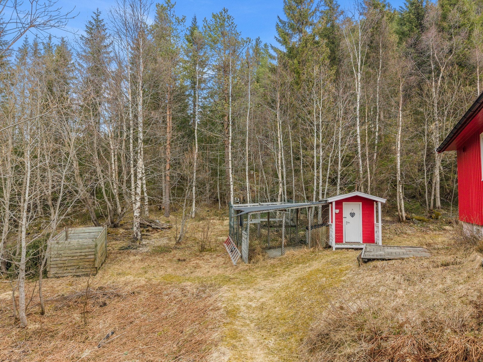 På tomten finnes også praktiske tilleggsarealer som egner seg godt til oppbevaring og en enkel hverdag i landlige omgivelser. Galleribilde