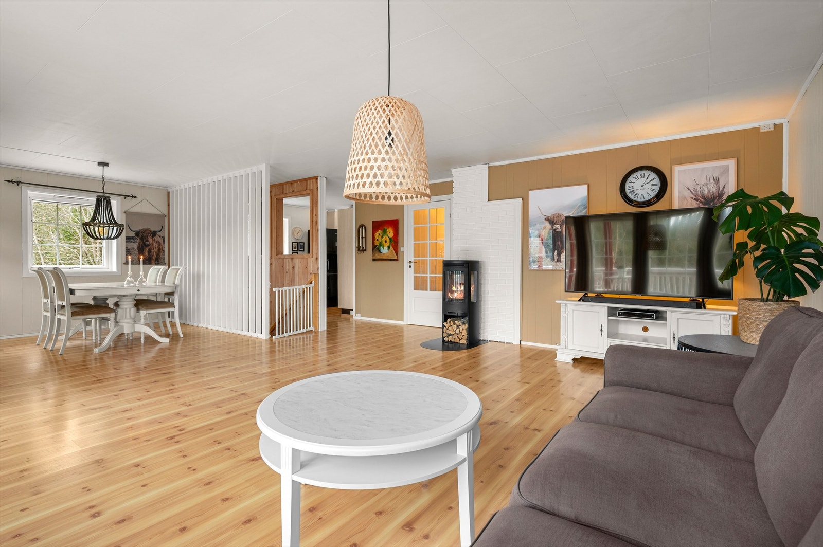 Stuen har god plass til sofagruppe med tilhørende TV-møblement og stor spisegruppe. Galleribilde
