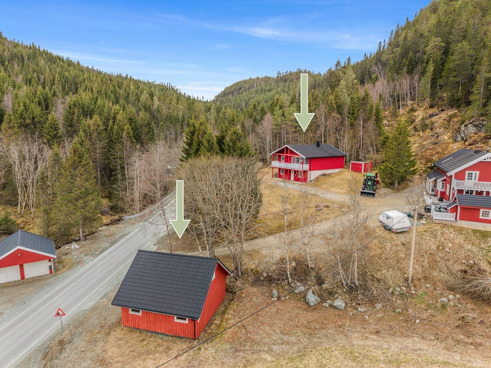 Velkommen til Ståggåvegen 294 - en innholdsrik enebolig med naturskjønn beliggenhet, fine uteområder og vakker utsikt mot Selbusjøen. Galleribilde