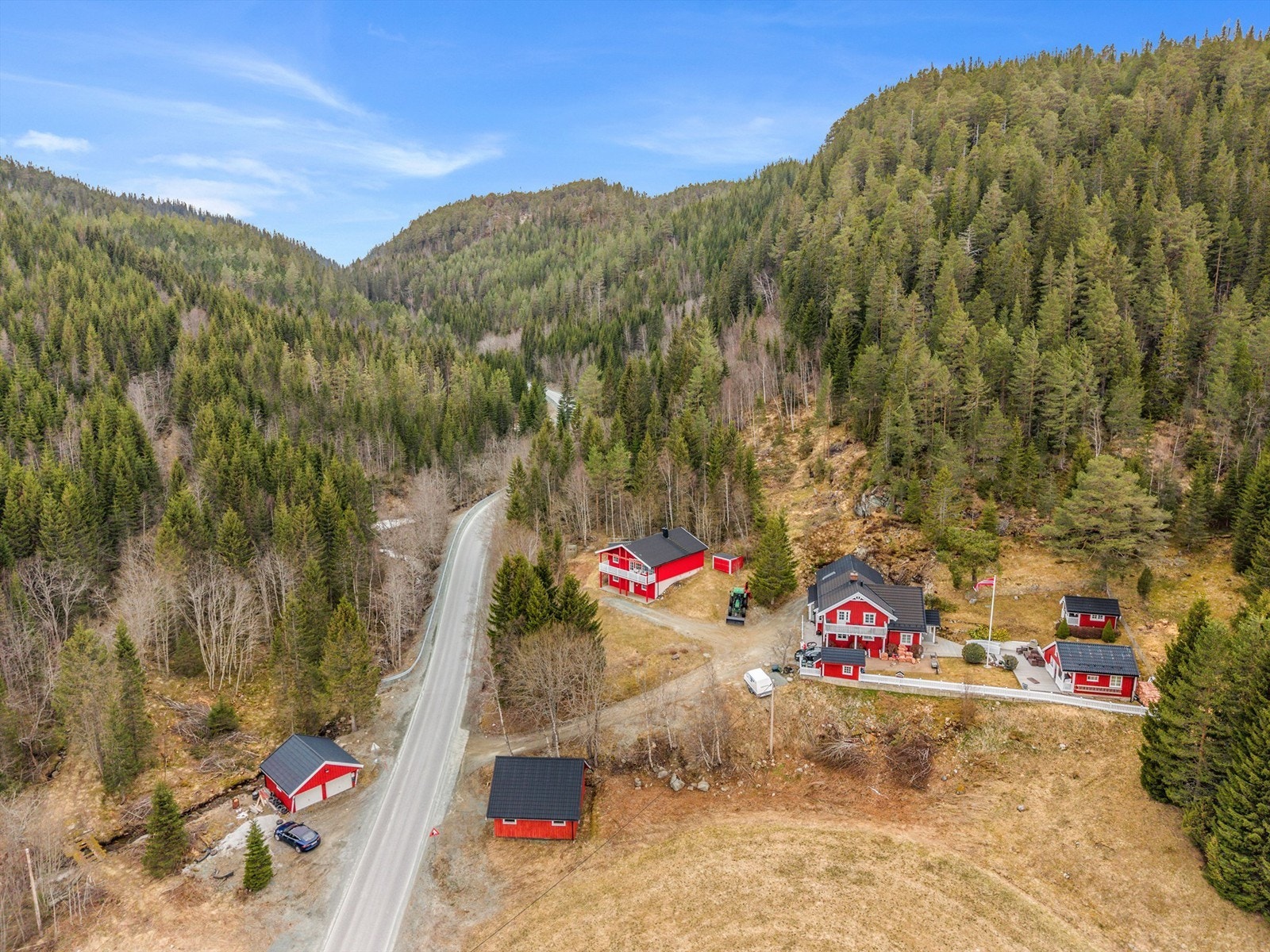 Klæbu Treningssenter ligger ca. 6 minutter unna, og området byr ellers på gode muligheter for både tur, lek og aktivitet året rundt. Vinterstid er det kort vei til både skiløyper og skøytemuligheter og Vassfjellet Vinterpark. Galleribilde