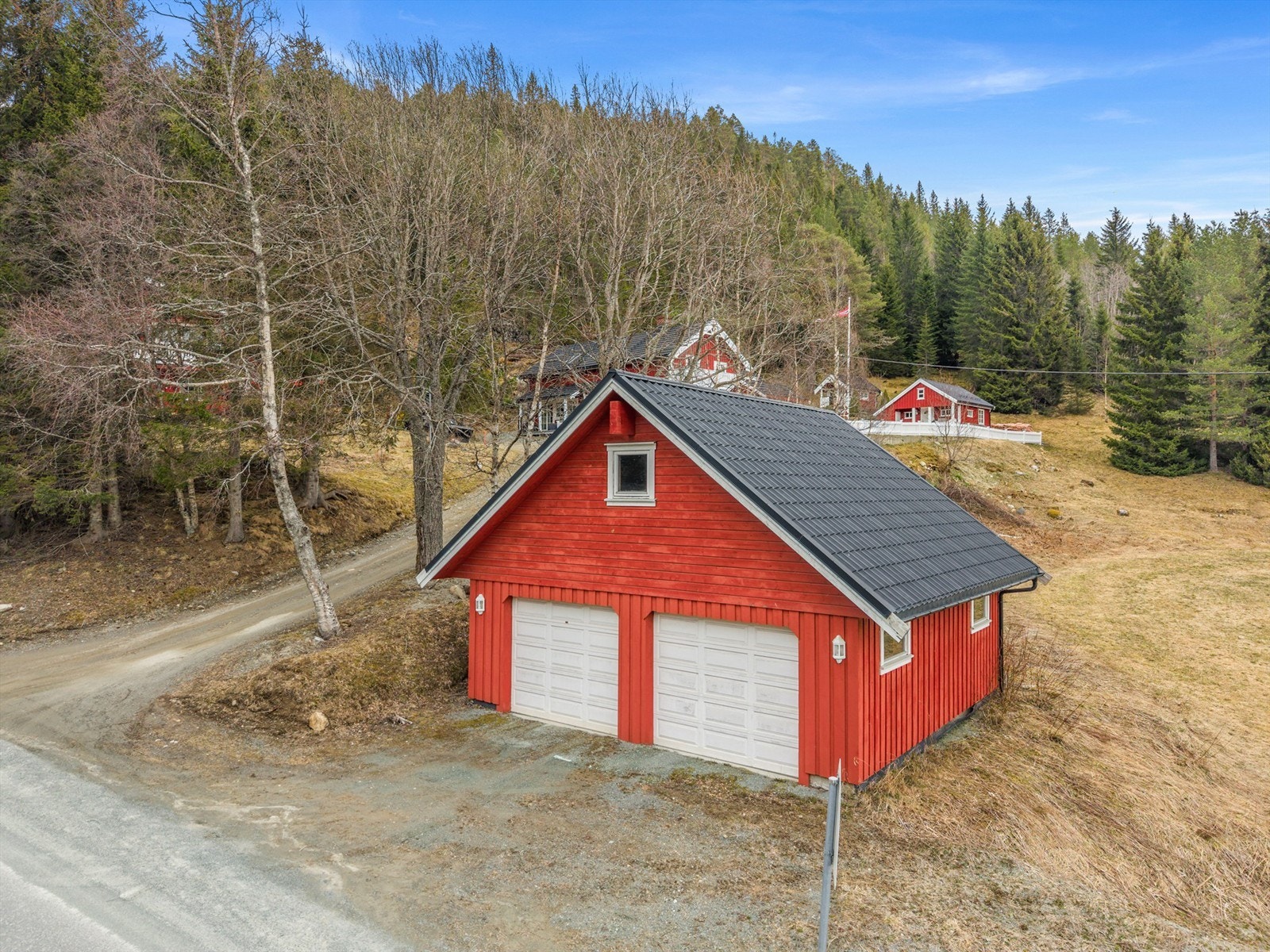 Videre er det dobbelgarasje med gode lagringsmuligheter og biloppstillingsplass på eiendommen, som gir en praktisk løsning i hverdagen. Galleribilde