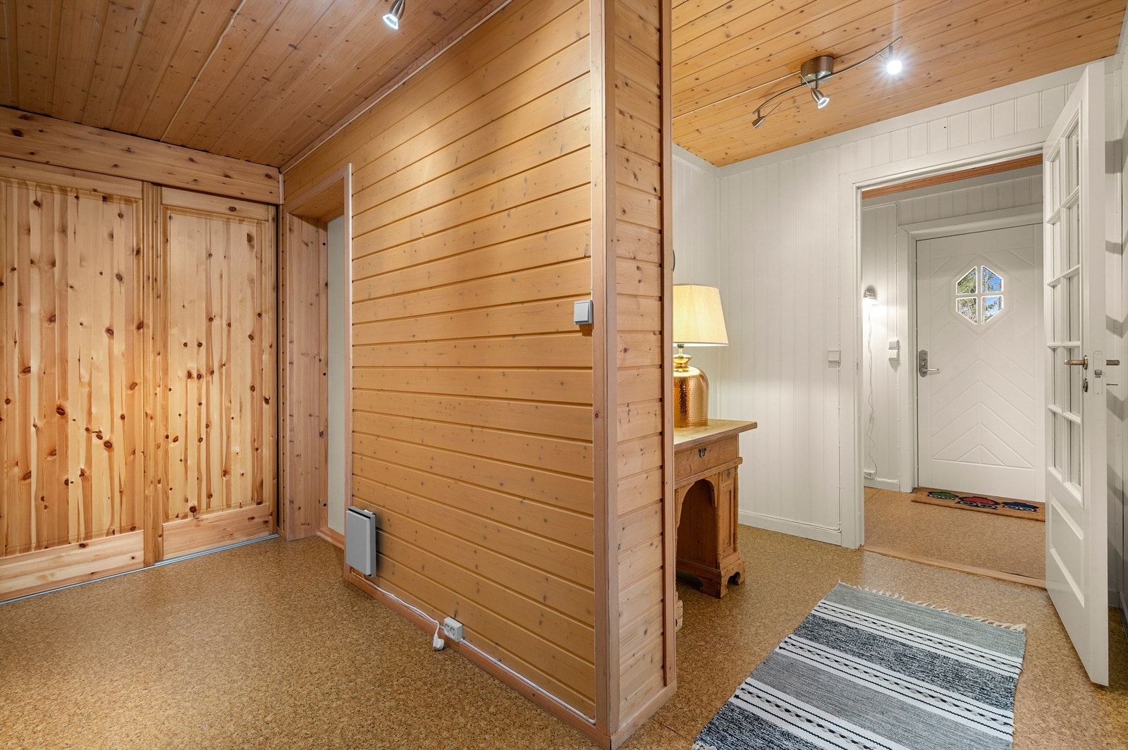Gang og entrè måler til sammen romslige 21,5 kvm og har god plass til oppbevaring av yttertøy og sko. I tillegg finner man to boder på til sammen 10 kvm med ytterligere lagringsmuligheter. Galleribilde