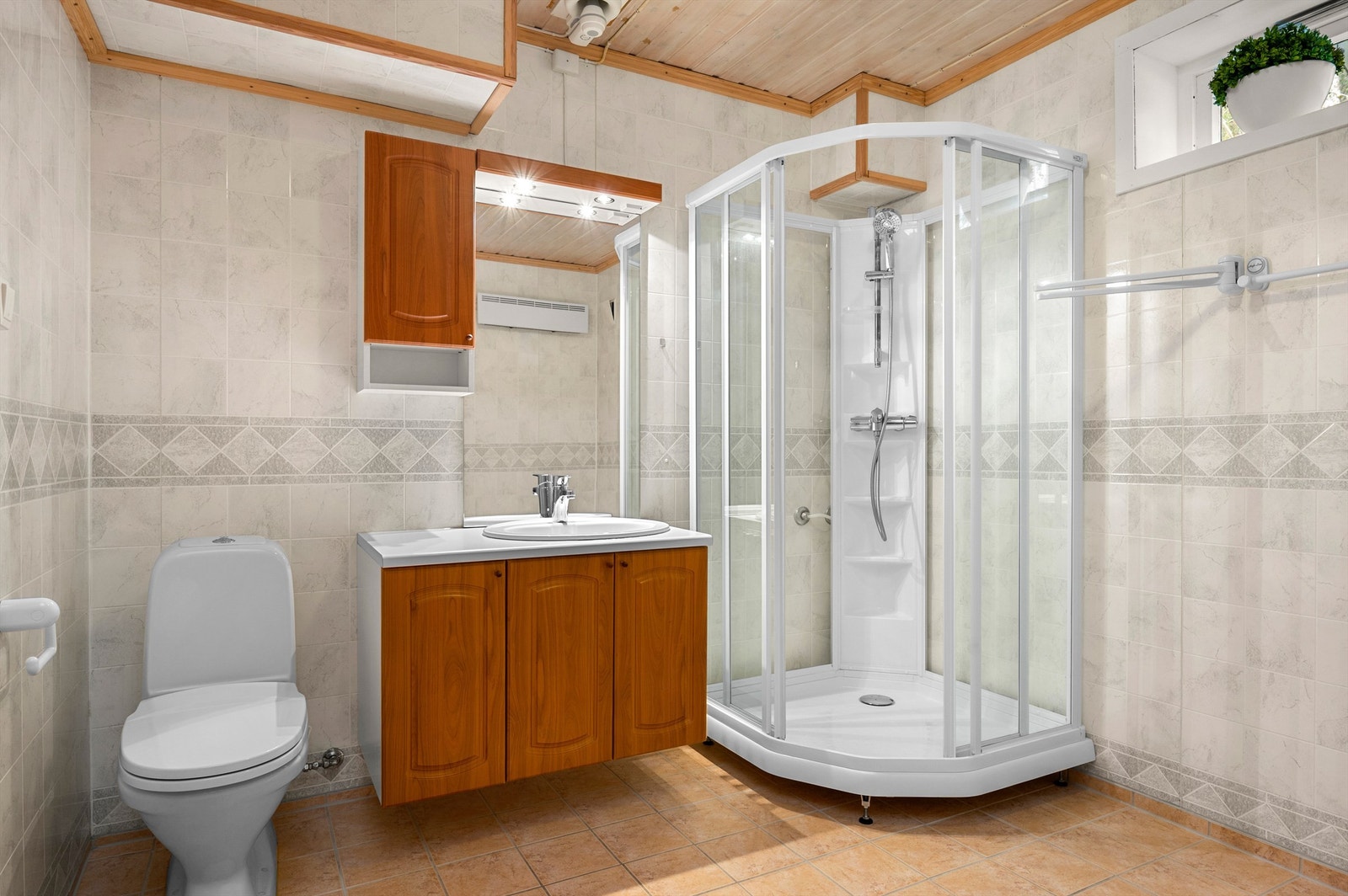 Badet er opprinnelig byggemeldt som bod, og dermed ikke godkjent for varig opphold. Kjøper overtar alt ansvar, eventuell kostnad og risiko med dette. Galleribilde